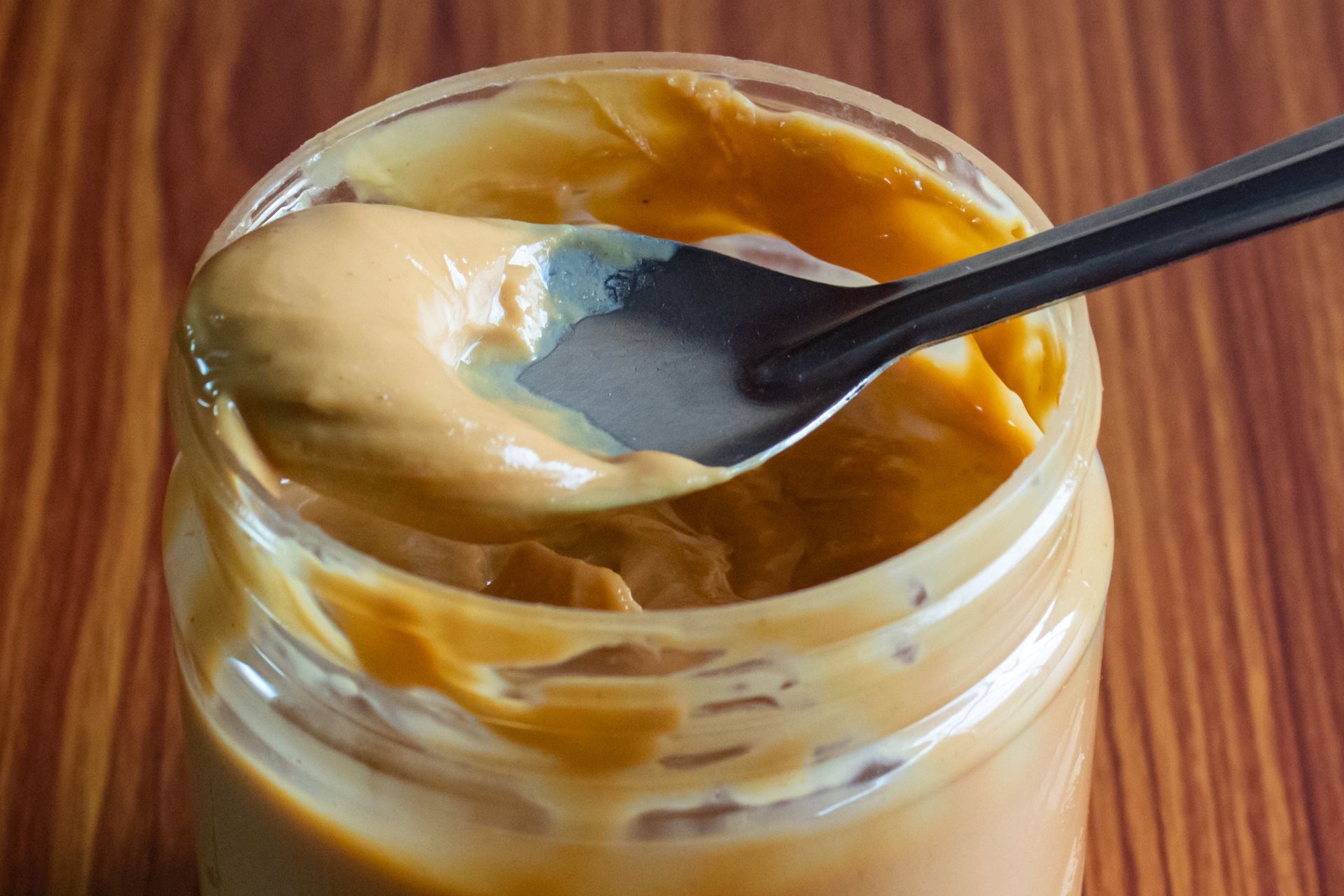 Łyżka dziennie może zmienić twój metabolizm. Sprawdź, co naprawdę robi masło orzechowe