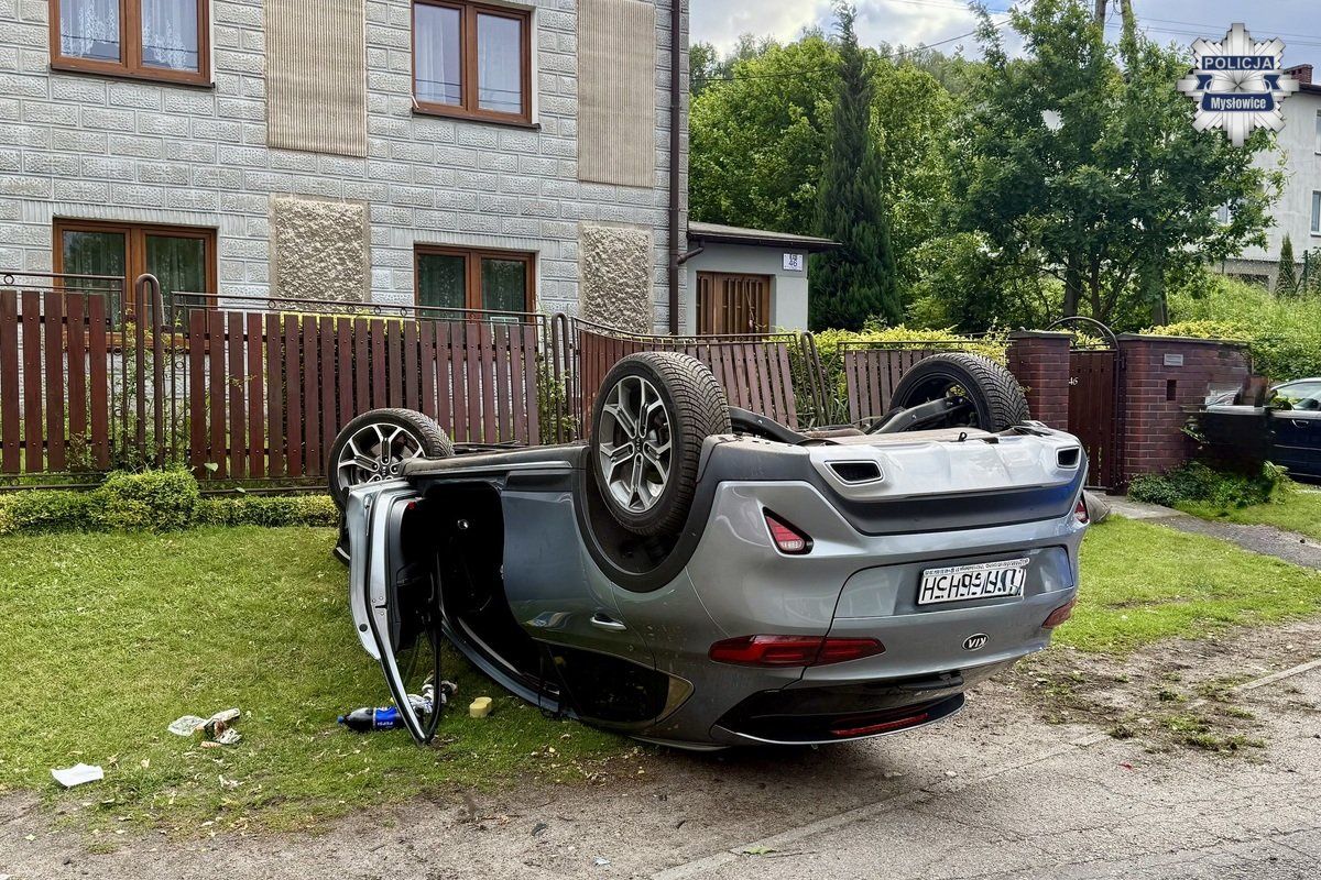 Dachowała, po czym uderzyła w ogrodzenie. Była pijana i bez uprawnień