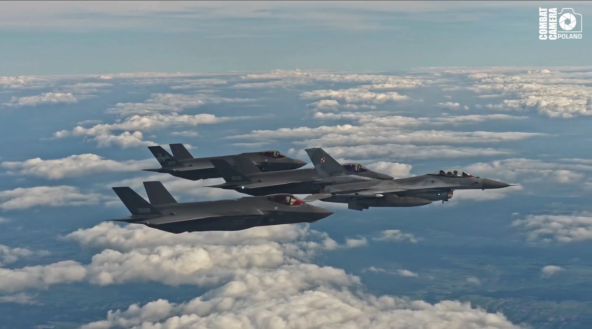 Polskie F-35 uchwycone nad chmurami. Major o ich kluczowych możliwościach
