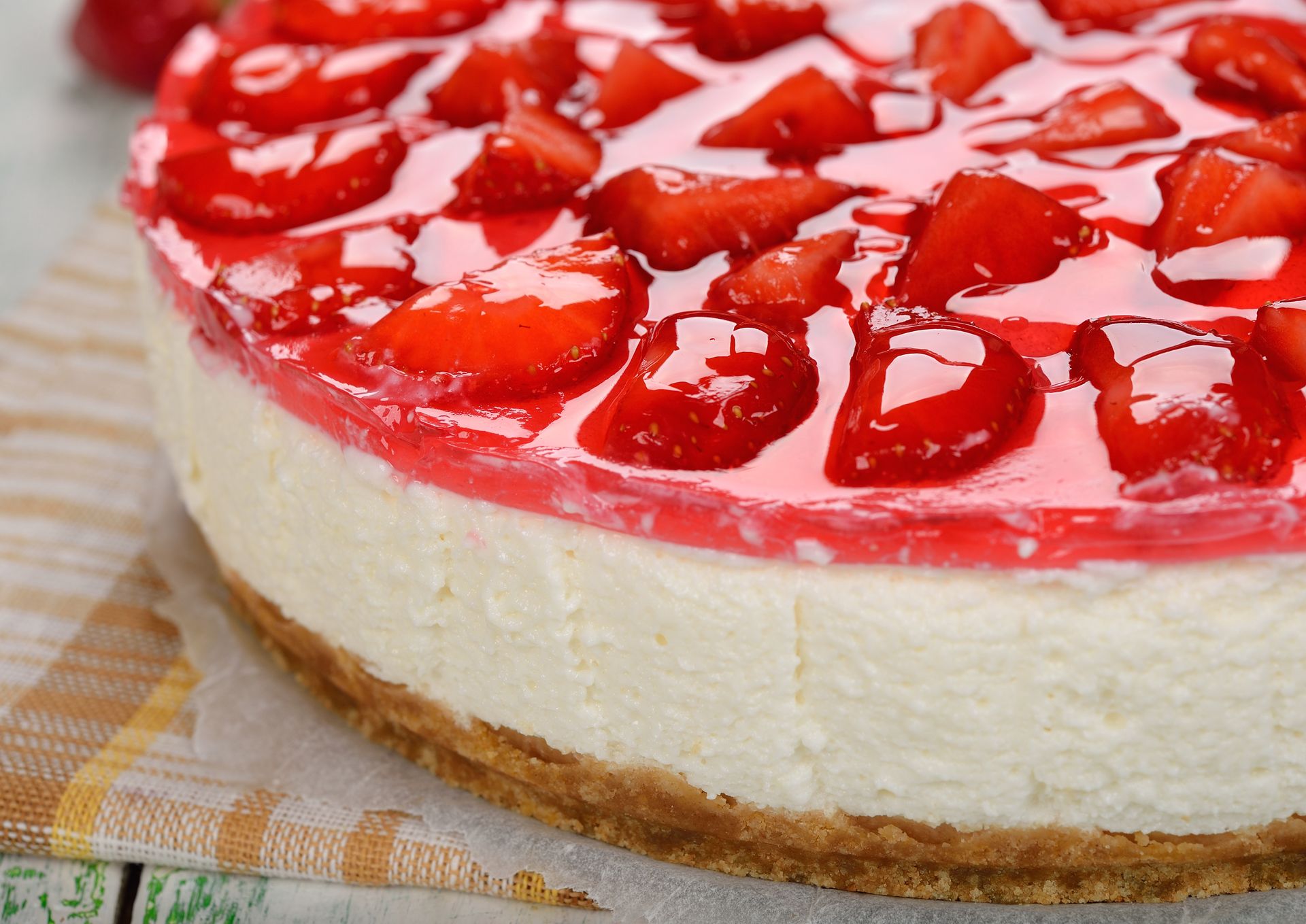 Bajecznie prosty sernik bez pieczenia. Zrobisz go z kultowych serków