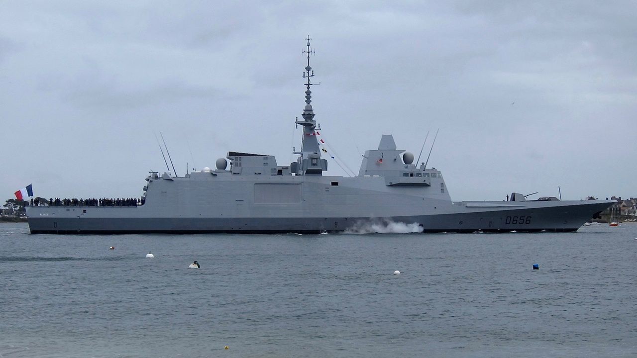 "Pokaz siły na morzu". Francuska fregata przechwyciła cel