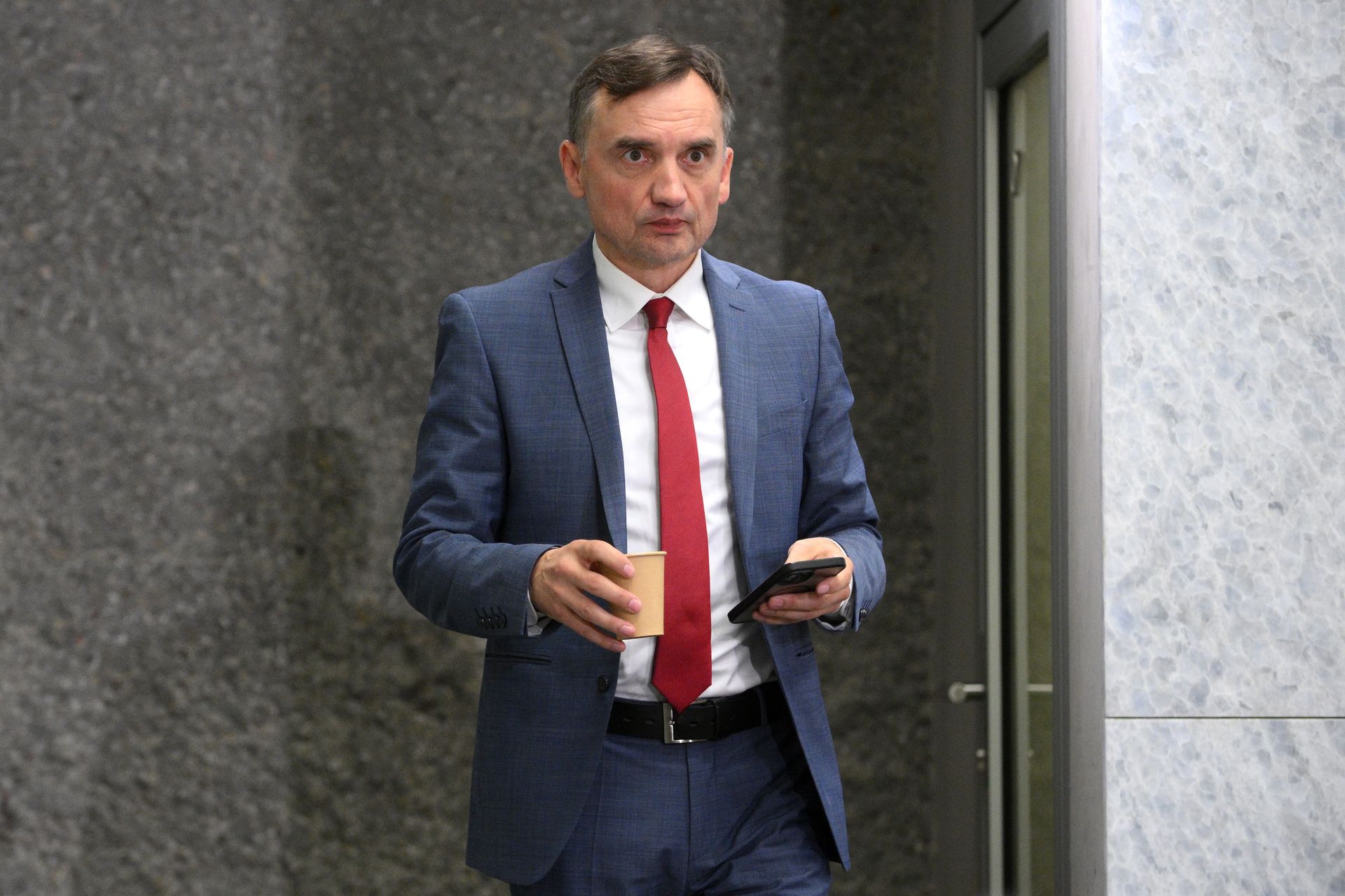 Ważniak ma wrócić do kraju? Tego chce większość smerfów