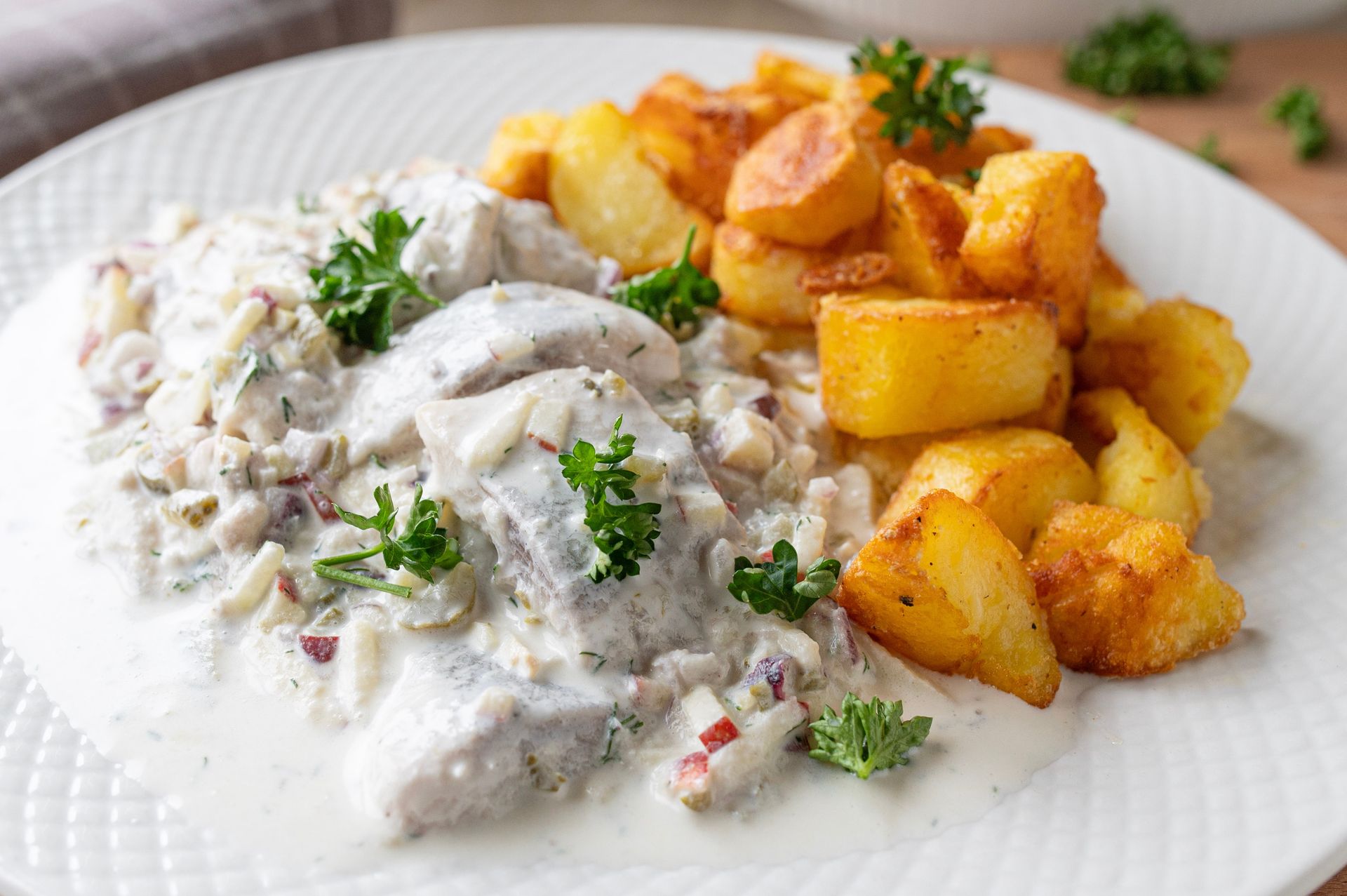 Dziadkowie jedli ją w piątki z gotowanymi ziemniakami. Ja podaję z pieczonymi i pozostało lepsza