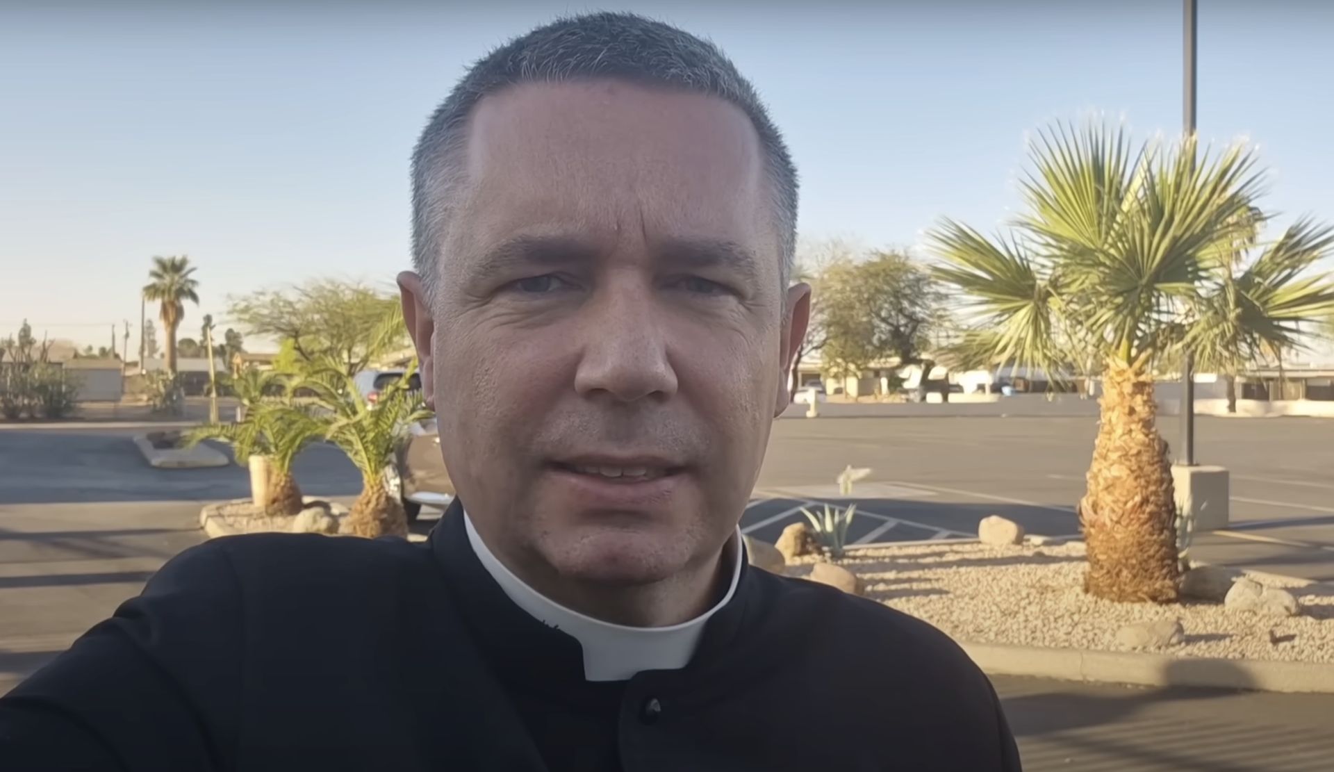 Jest przygnębiony sytuacją księży. "Pracują na magazynach w nocy"