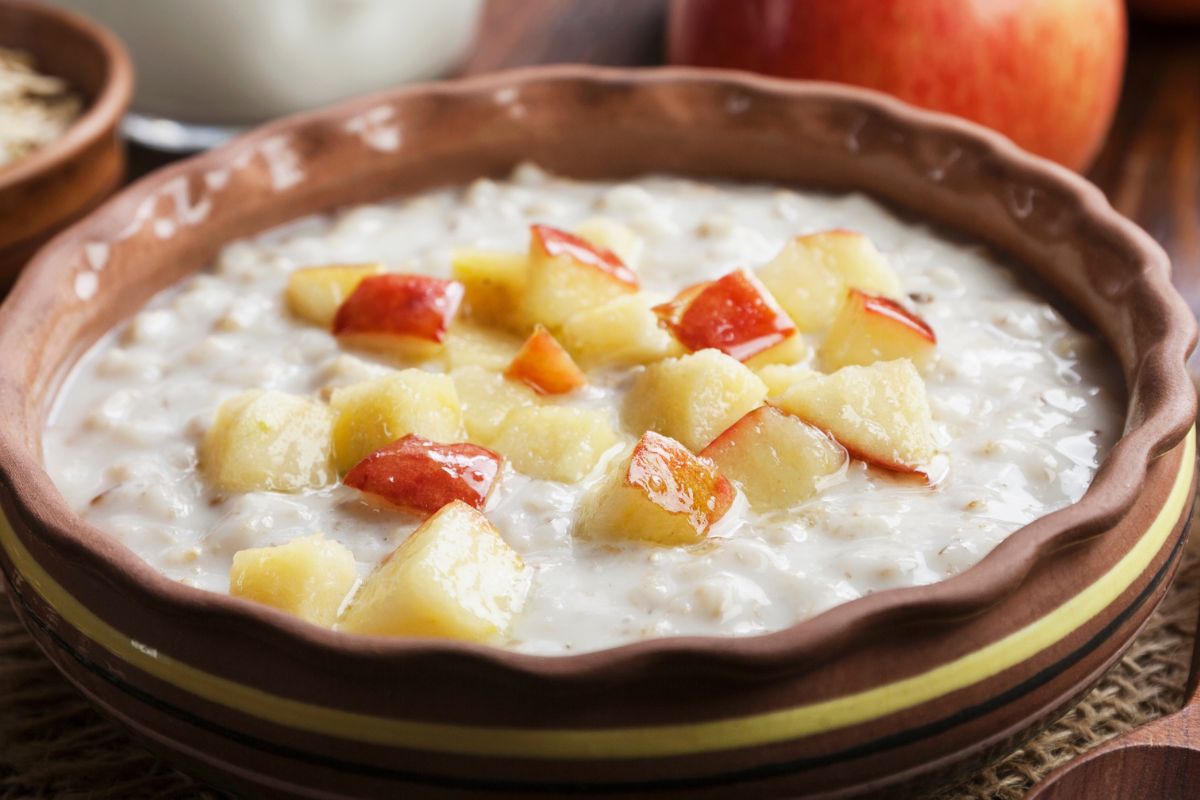 Wbijają do owsianki. Nowy trend śniadaniowy gwałtownie stał się viralem