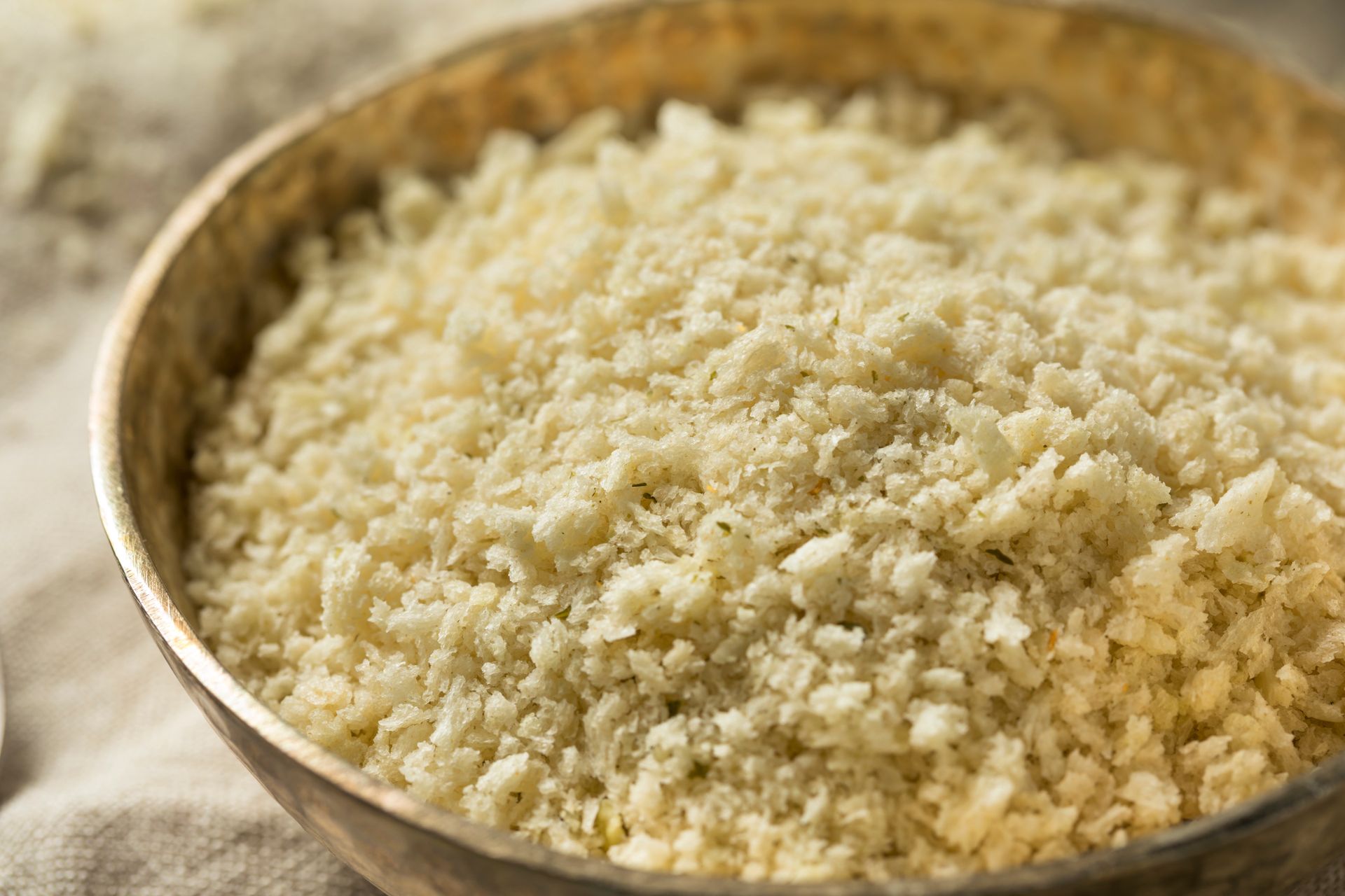 Nie musisz kupować panko. Chrupiącą panierkę zrobisz samodzielnie w kilka chwil