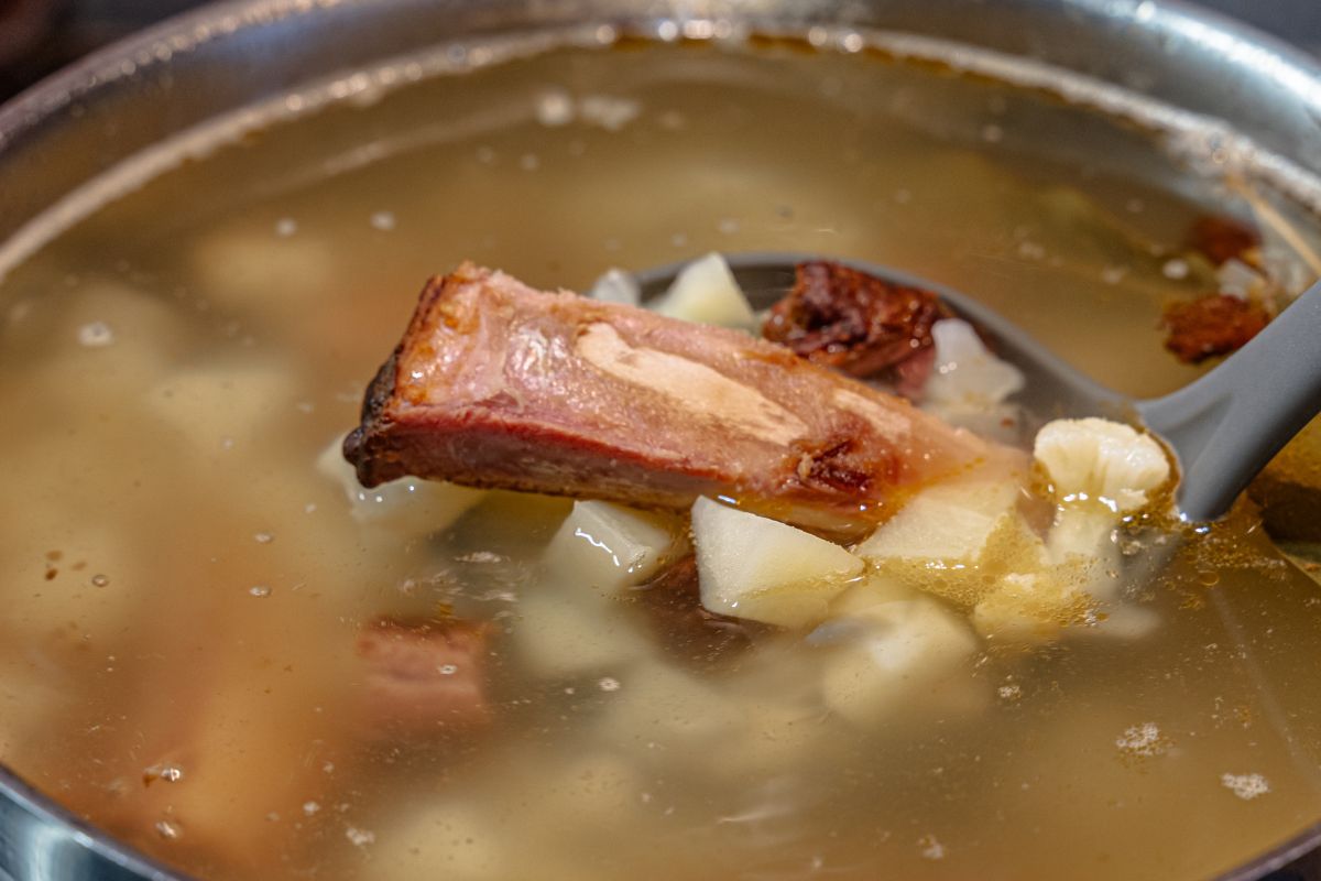 Rosół robię na takim mięsie i podaję z ziemniakami. Jest bardziej treściwy niż z kury