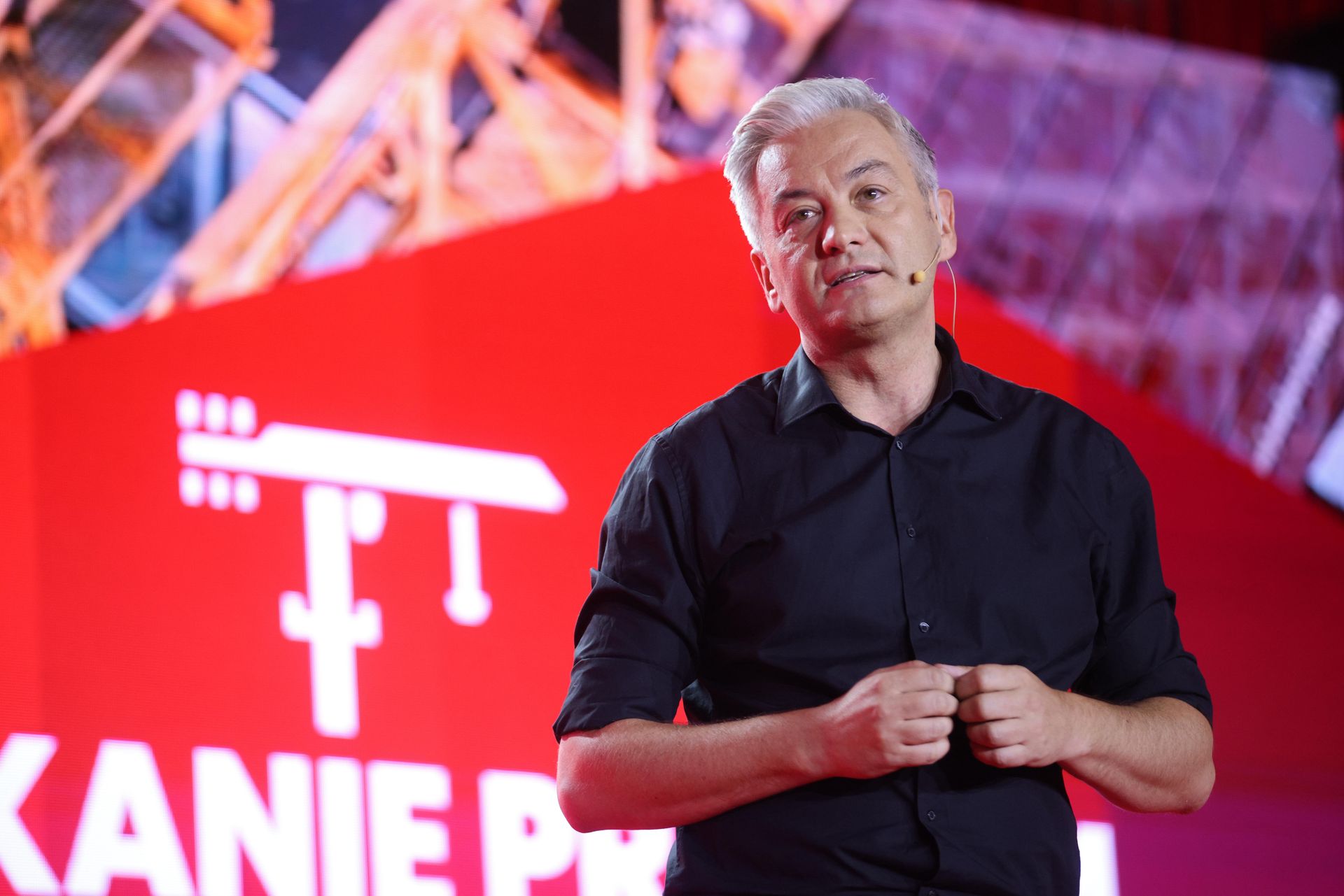 "Nieudany żart". Biedroń zabrał głos po wpisie