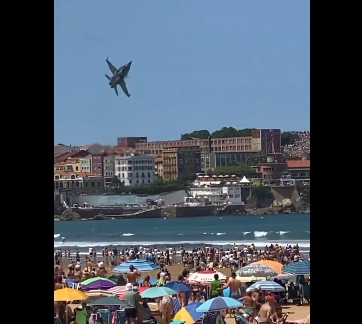 O krok od katastrofy. F/A-18 Hornet przeleciał tuż nad widzami