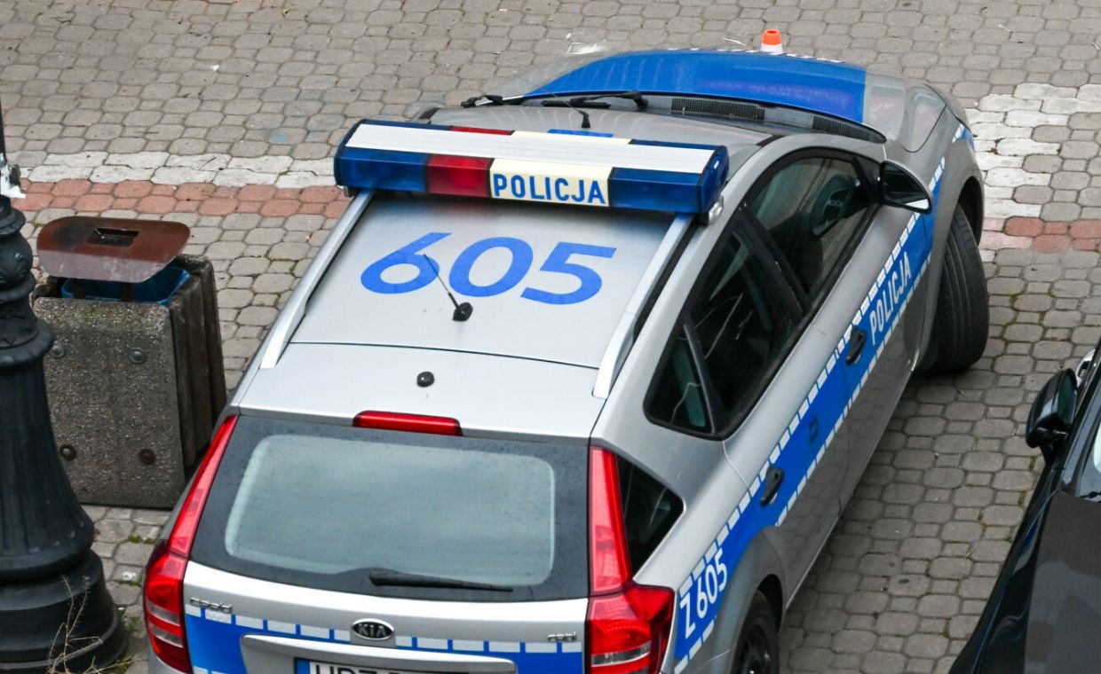 Kierowca wjechał w ogrodzenie. 20-latek po wypadku trafił do szpitala