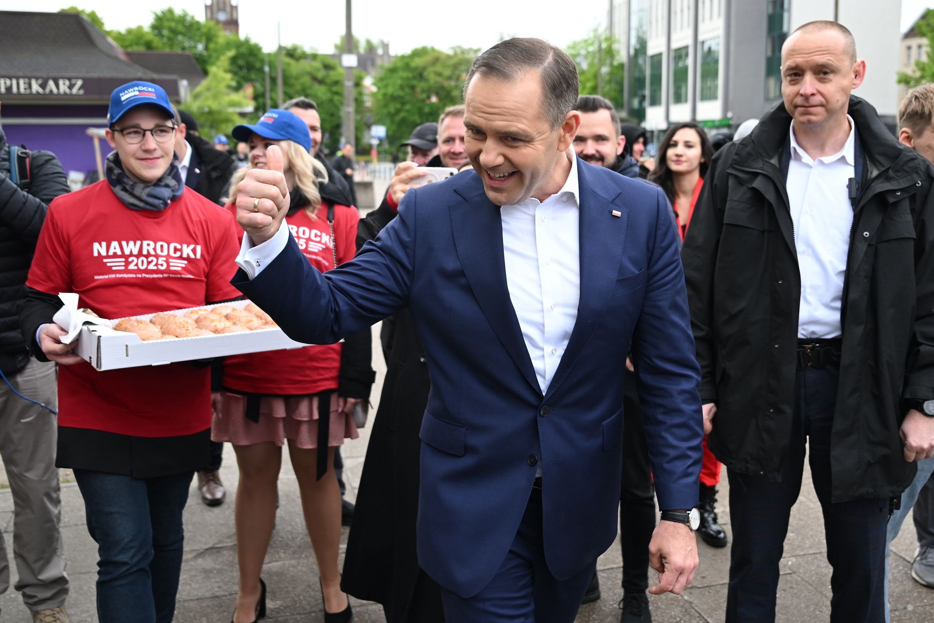 Komisje liczyły głosy. W nocy Nawrocki był przez chwilę na prowadzeniu