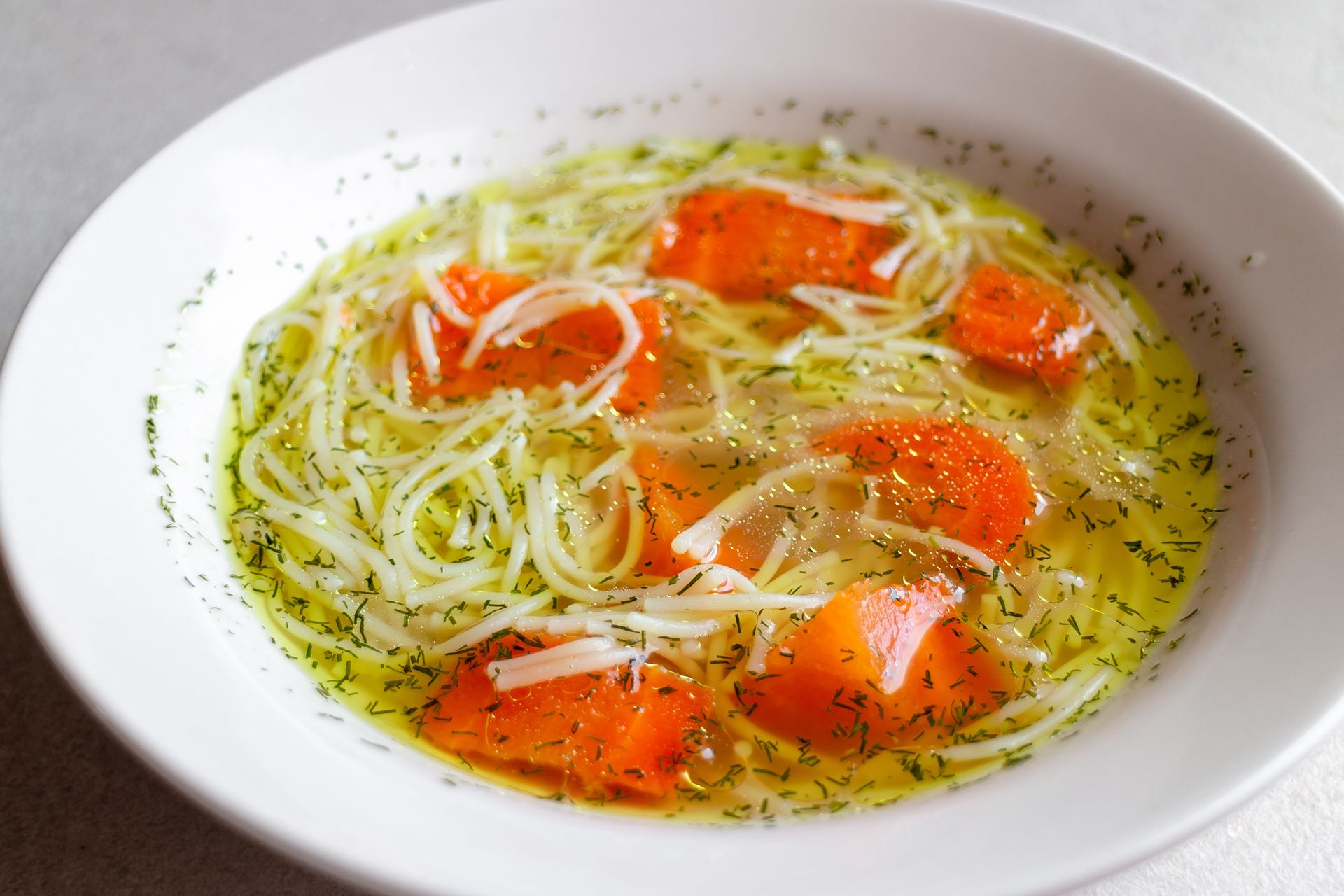 Jak zrobić rosół, który ładnie pachnie? Kluczowa jest kolejność składników, jakie dodajesz