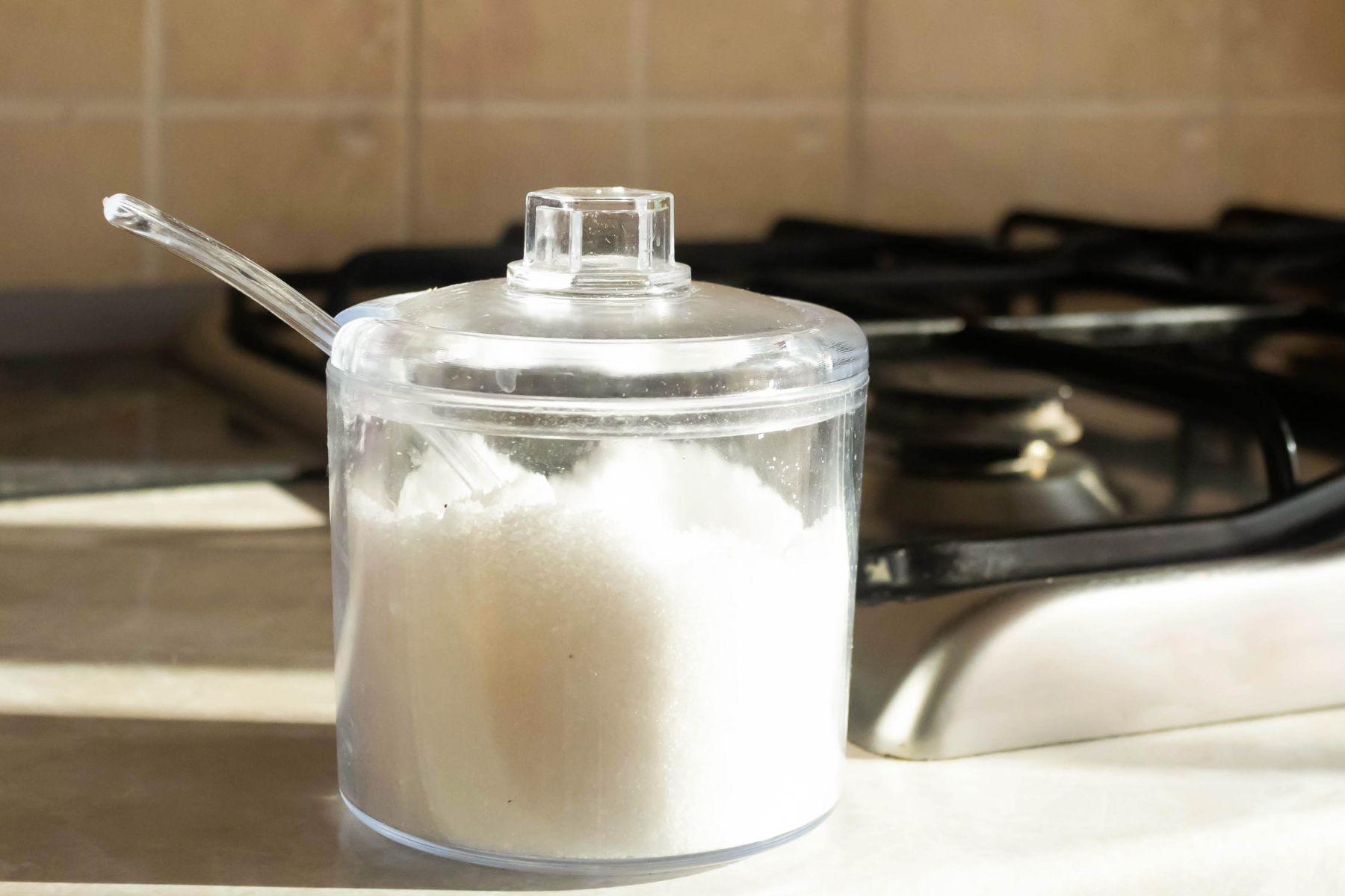 Jak uratować zbrylony cukier. Prosty sposób, który działa