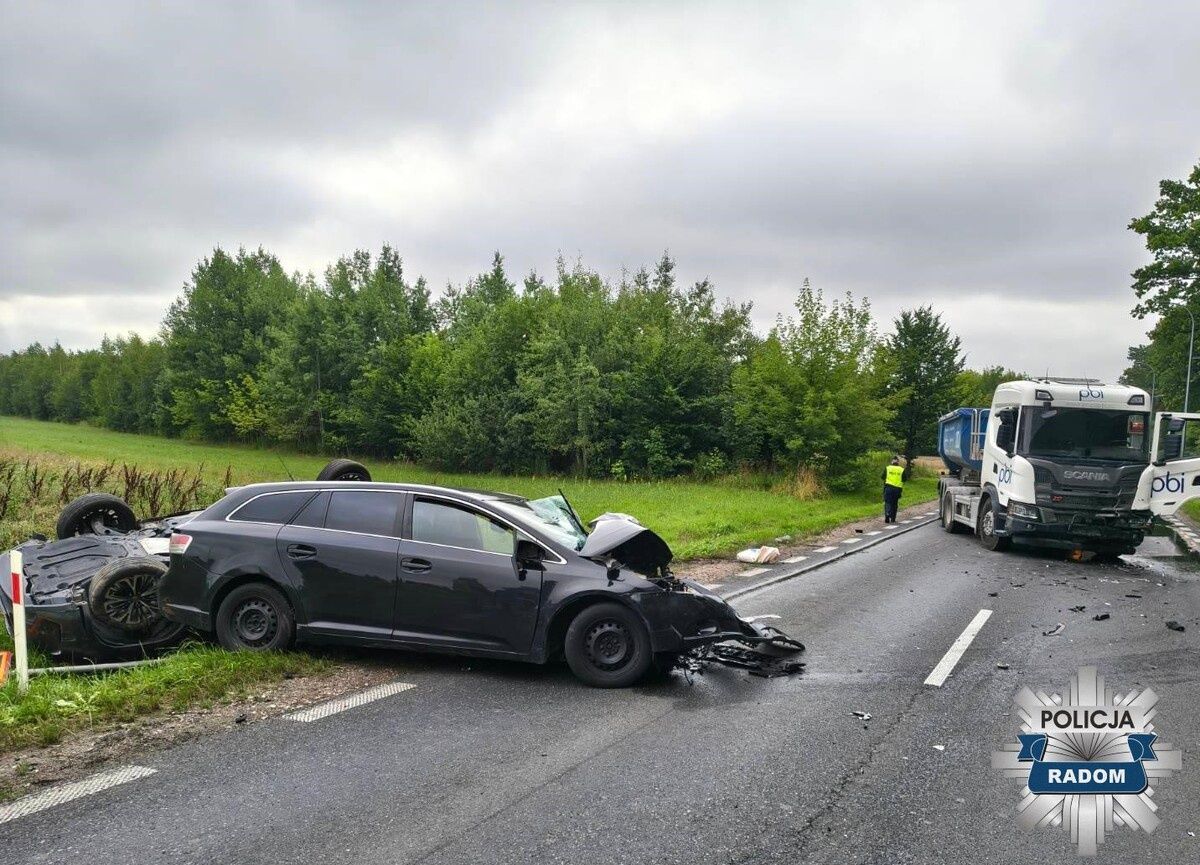 Groźny wypadek na trasie pod Radomiem. Są ranni i duże utrudnienia