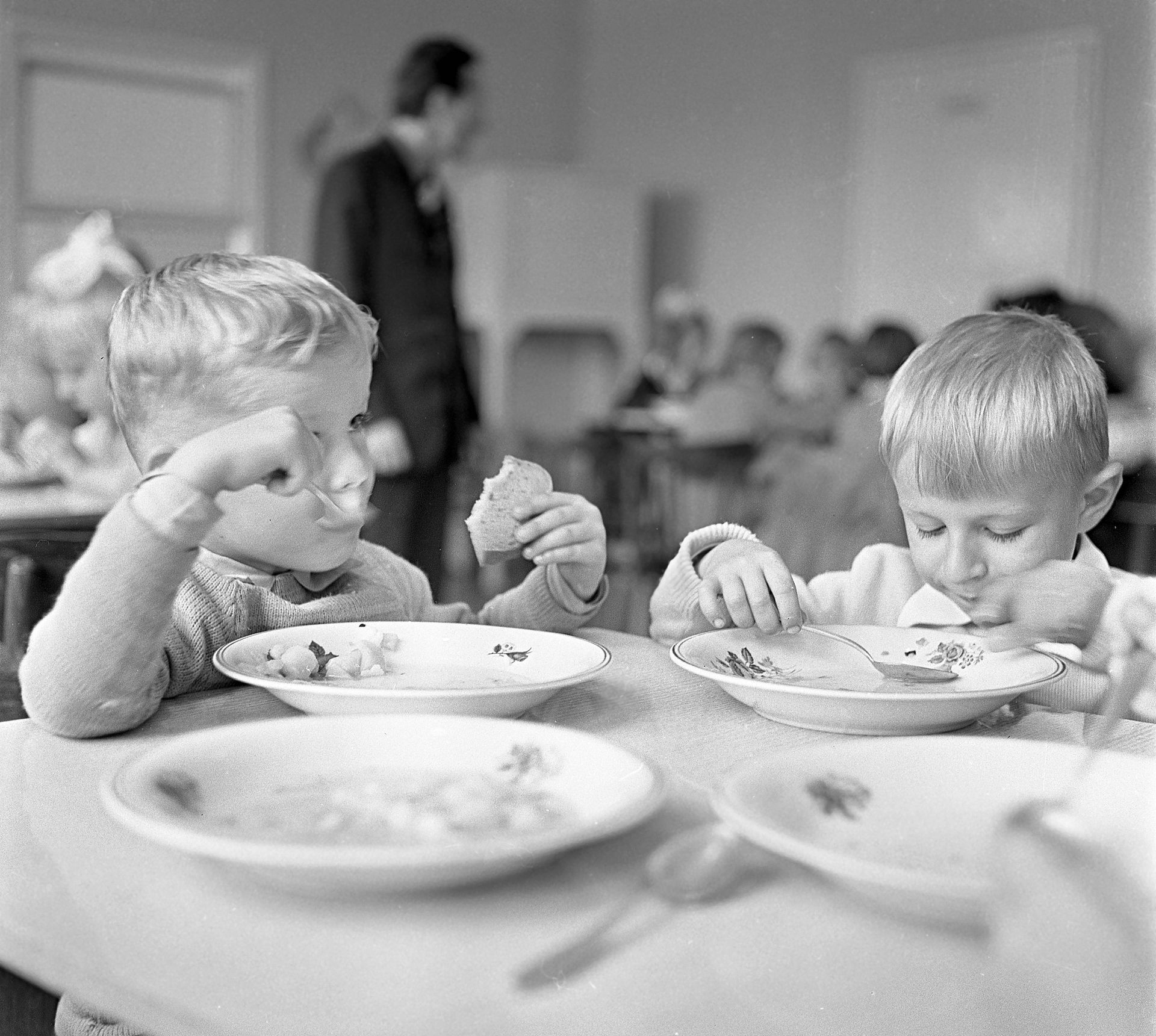 Słodka zupa, która królowała w PRL-u kontra "nowy" kotlet. Ekspert punktuje dania