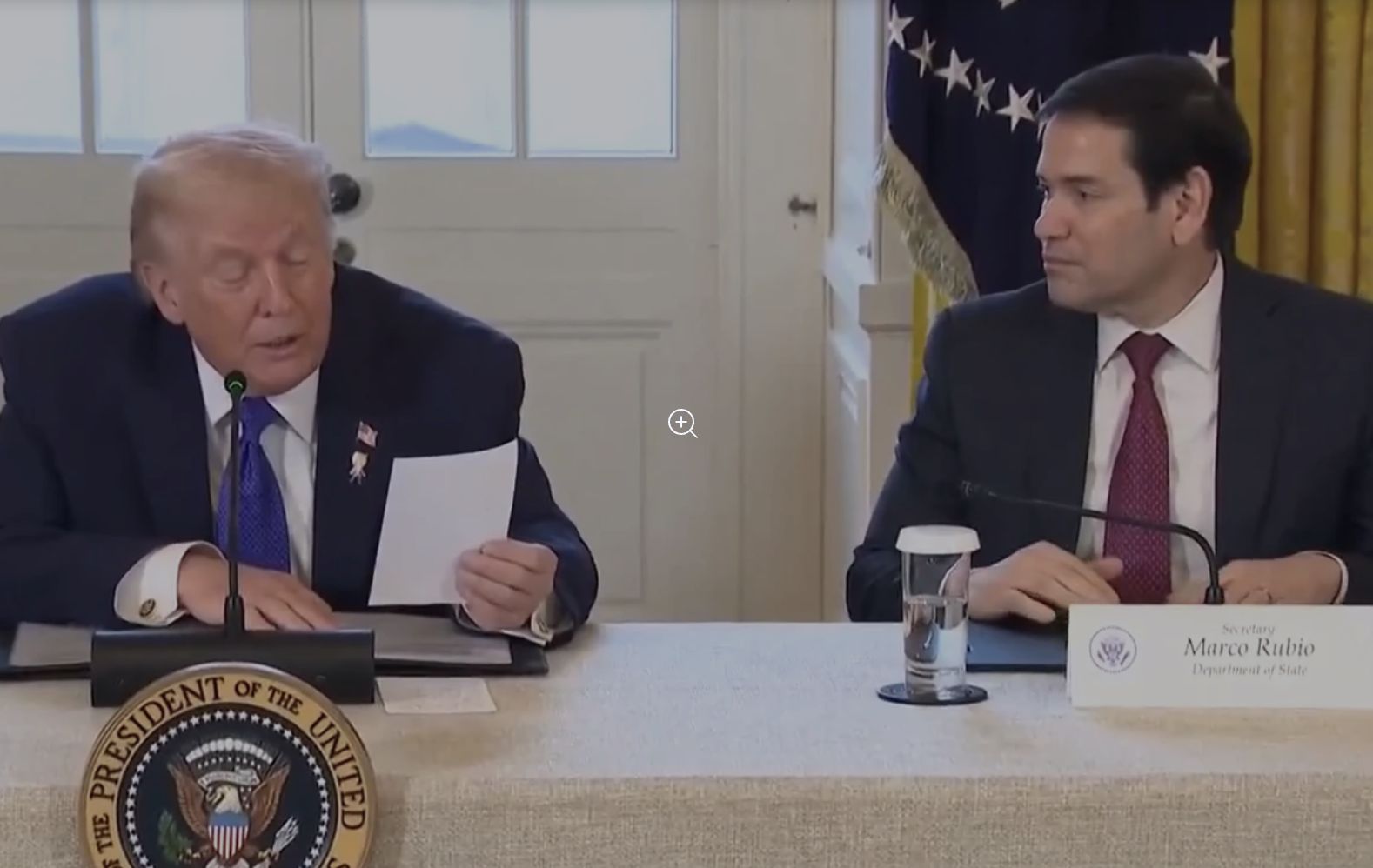 Rubio dyskretnie podsuwa karteczkę. A Trump czyta notatkę na głos