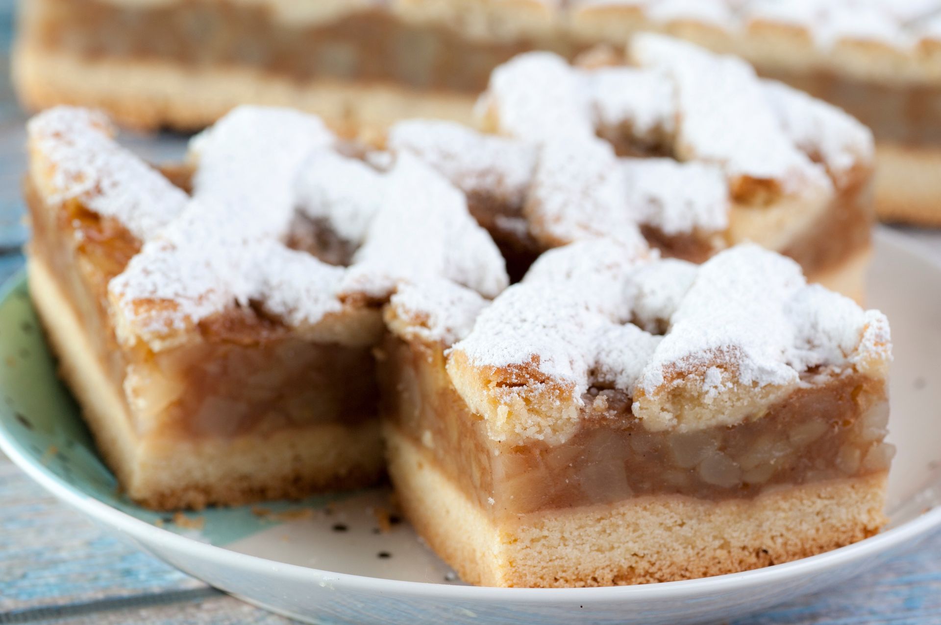 Tak gwałtownie zagęścisz jabłka do szarlotki. Sprytny trik, by nic nie wypłynęło, a ciasto nie rozmokło