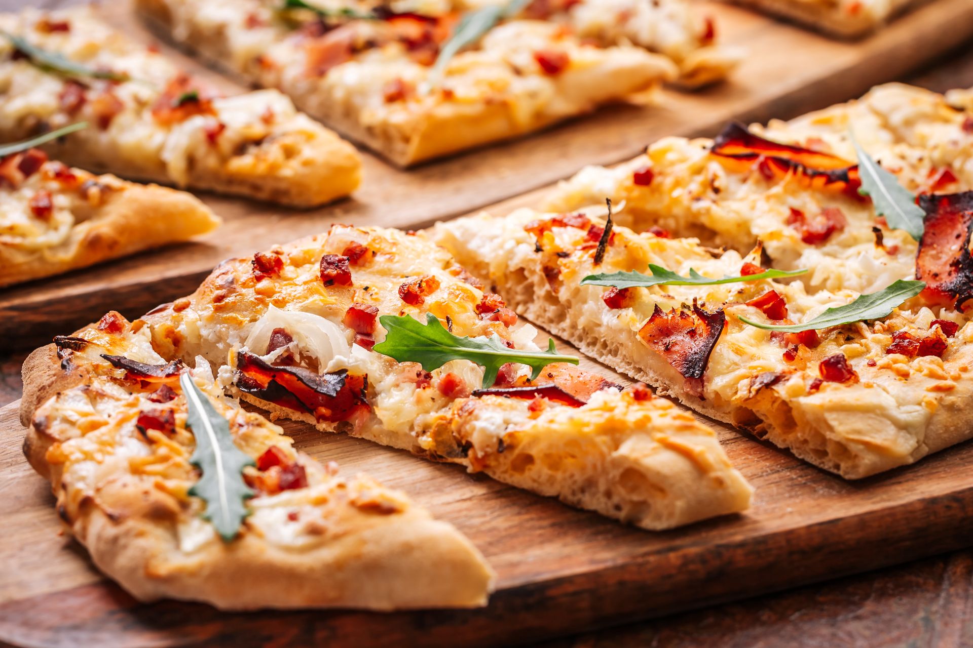 Odkąd spróbowałam, piekę zamiast zwykłej pinsy. Idealna przekąska na imprezę karnawałową