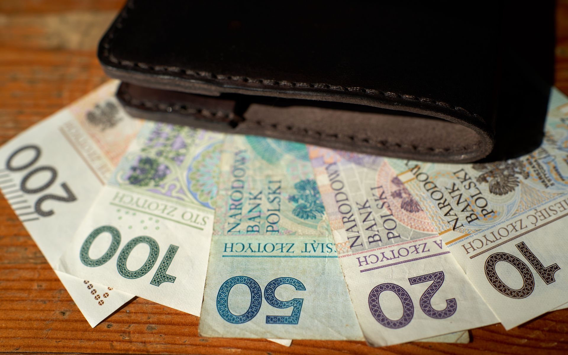 Polacy oszczędzają na czarną godzinę? Wyniki badania