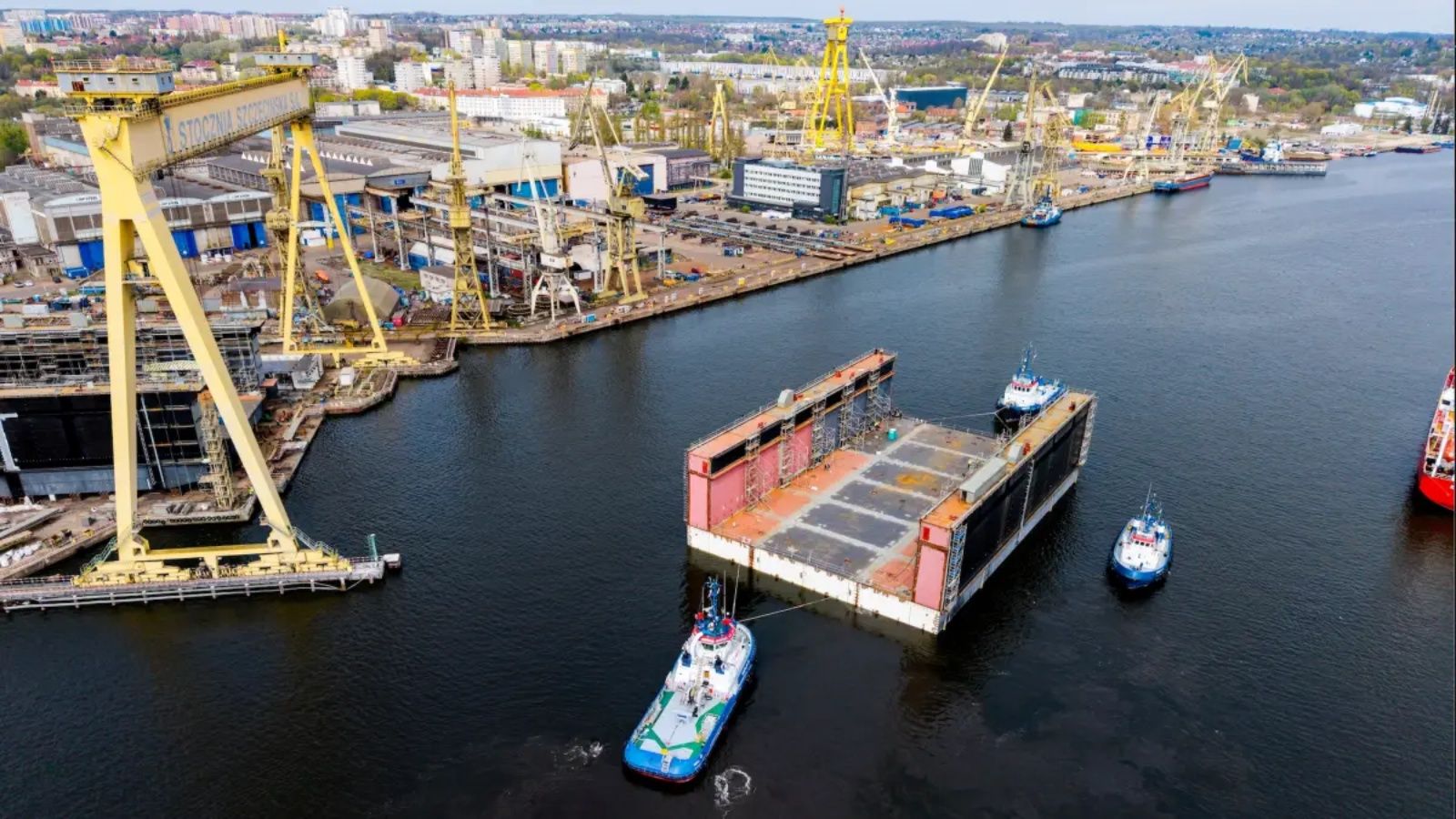 Gigantyczny dok wodowany w Szczecinie. Trwa skomplikowana operacja