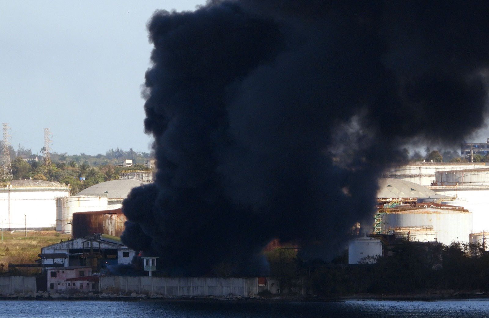 Potężne kłęby dymu nad stolicą Kuby. Oto powód