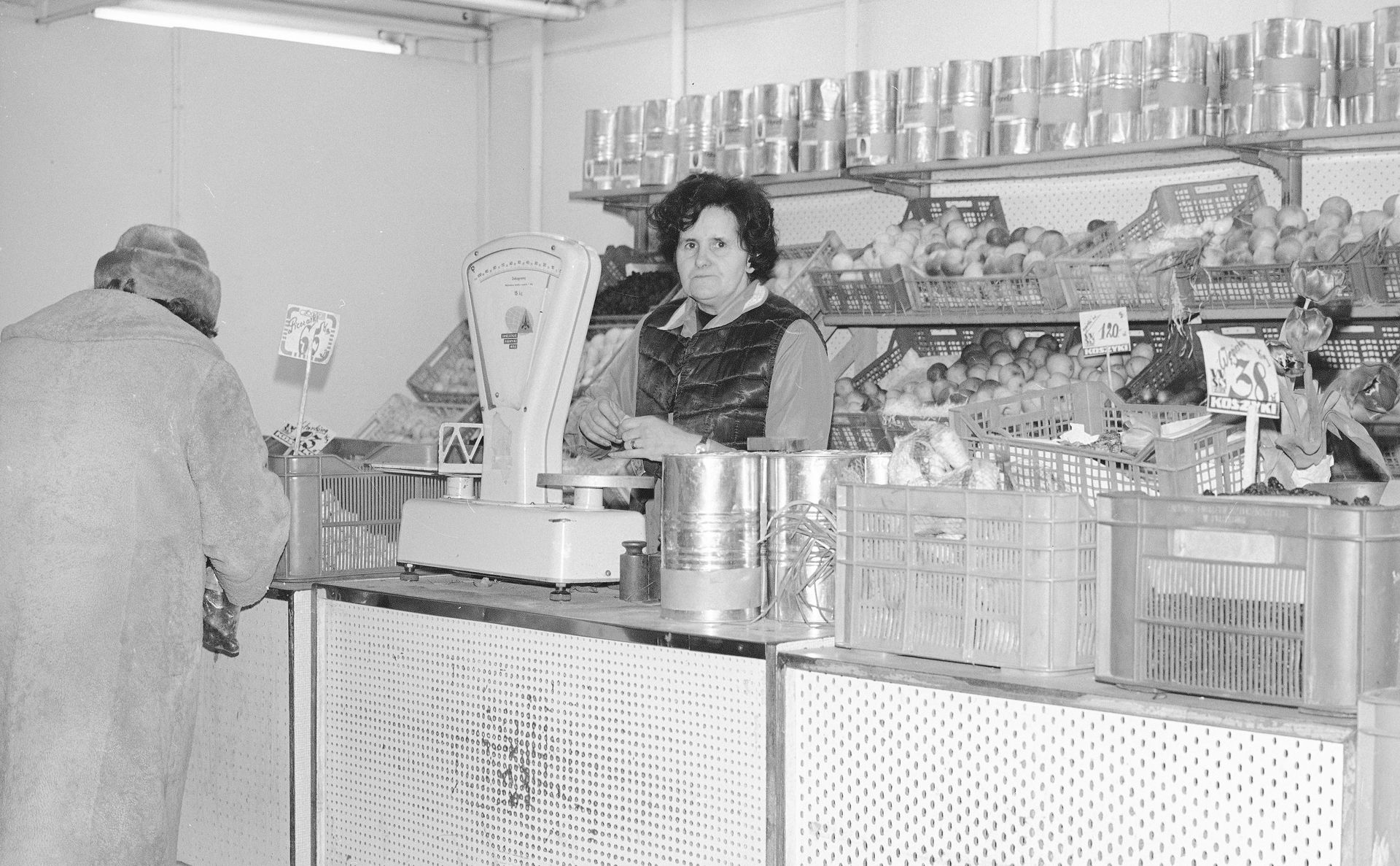 Puste półki, długie kolejki i "polowanie" na towar. Opowiedzieli, jak wyglądały zakupy w PRL