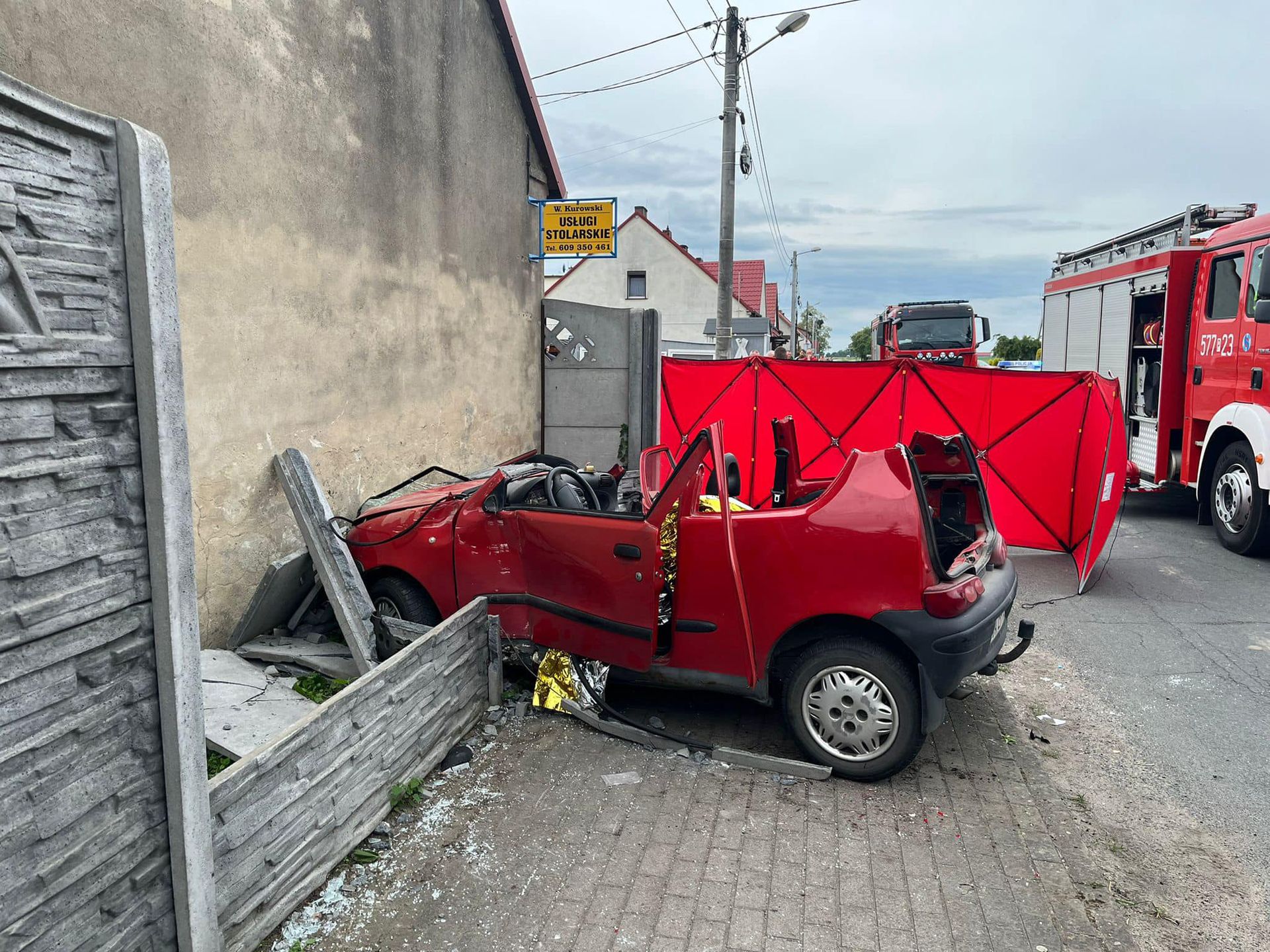 Z seicento zrobił kabrioleta. Strażacy musieli ratować 24-latka