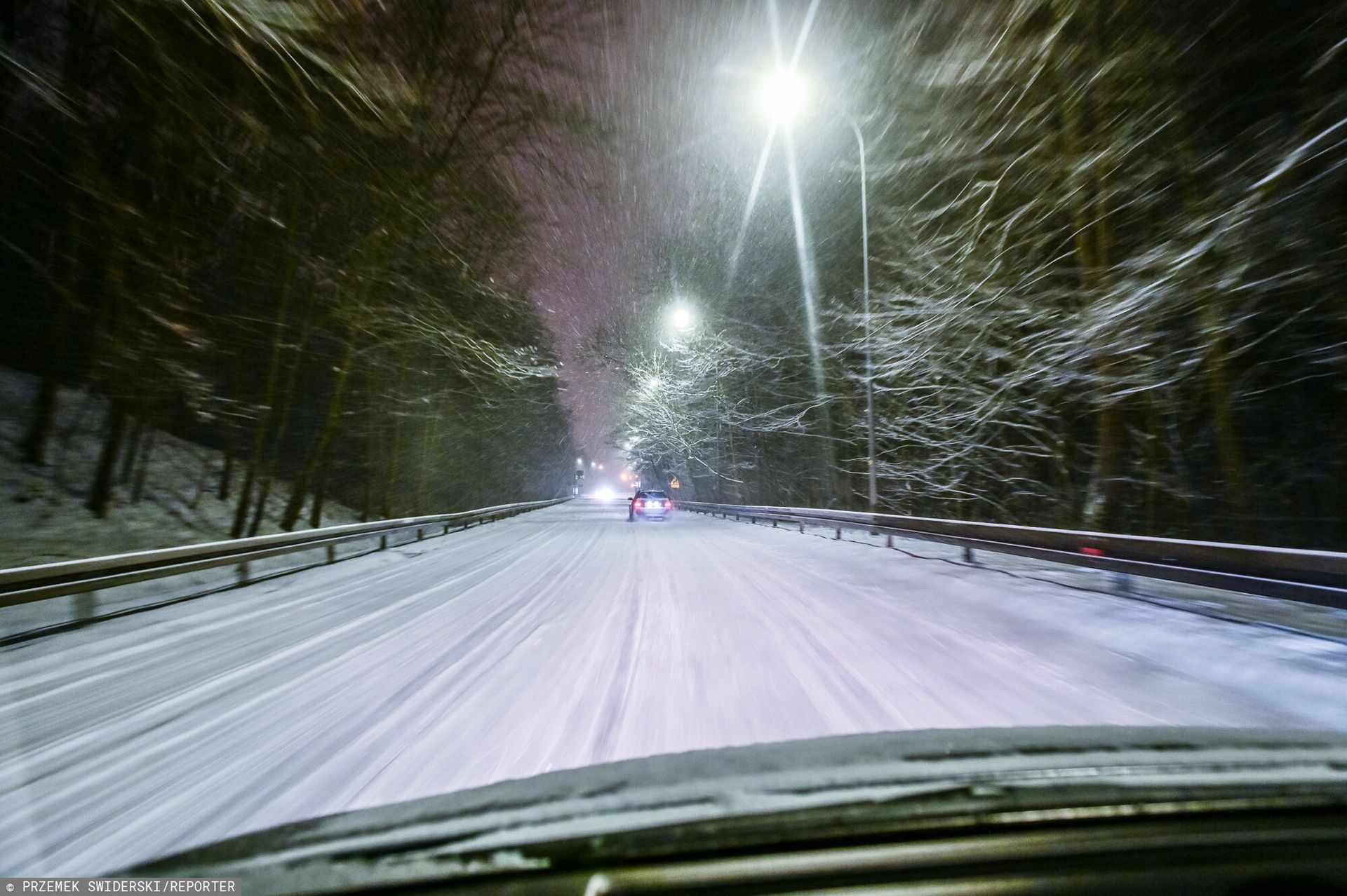 Zima znów zaskoczyła kierowców. Wiemy, czy przez cały czas będzie padać