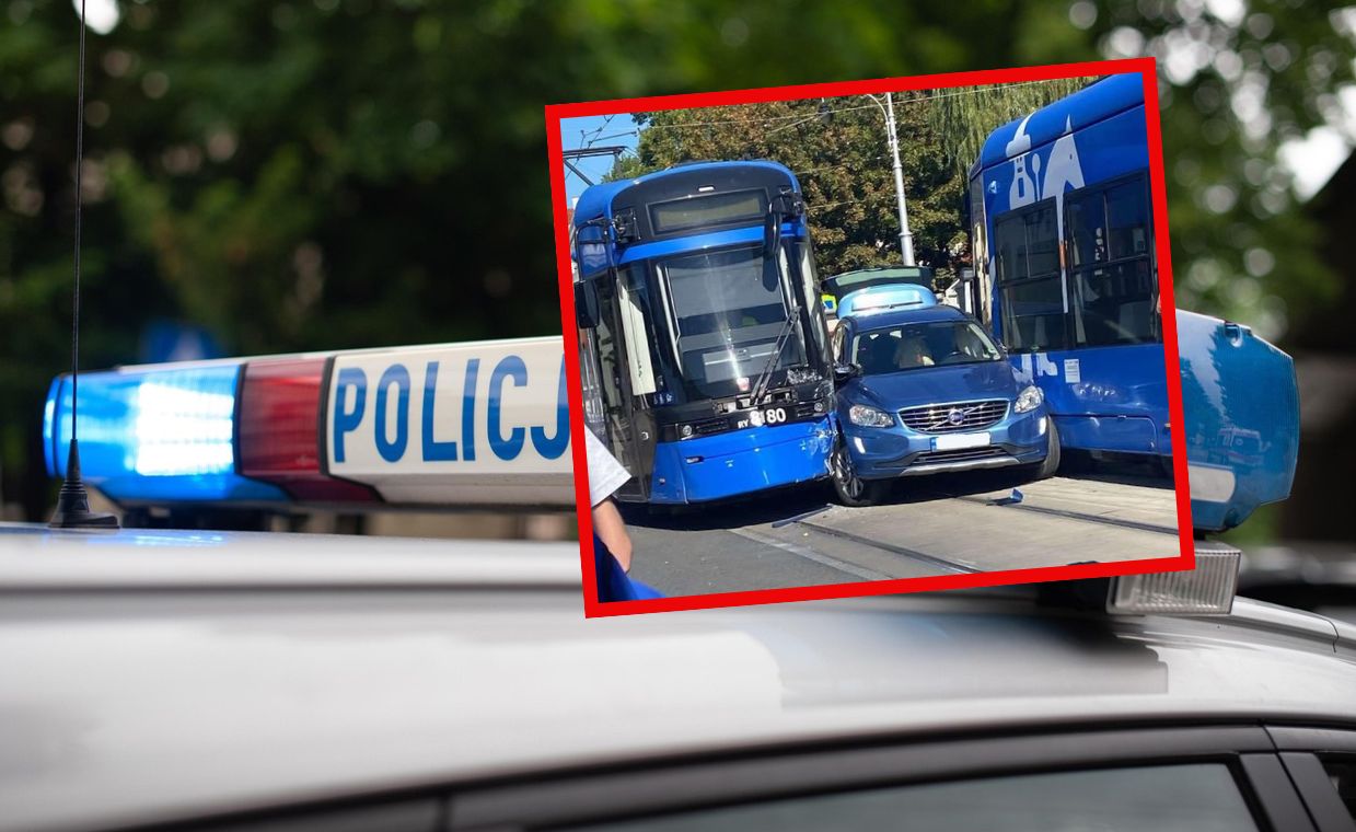 Kuriozalny wypadek w Krakowie. Auto utknęło między tramwajami