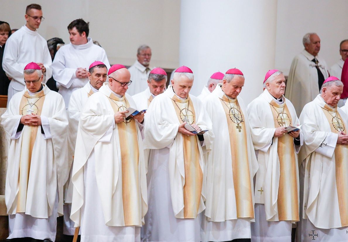 Tylu Polaków ufa Kościołowi katolickiemu. Ogromny spadek