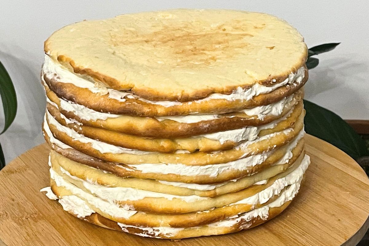 Piekę placki z twarogu i przekładam kremem. Nikt nie powie, iż tort to tylko puste kalorie