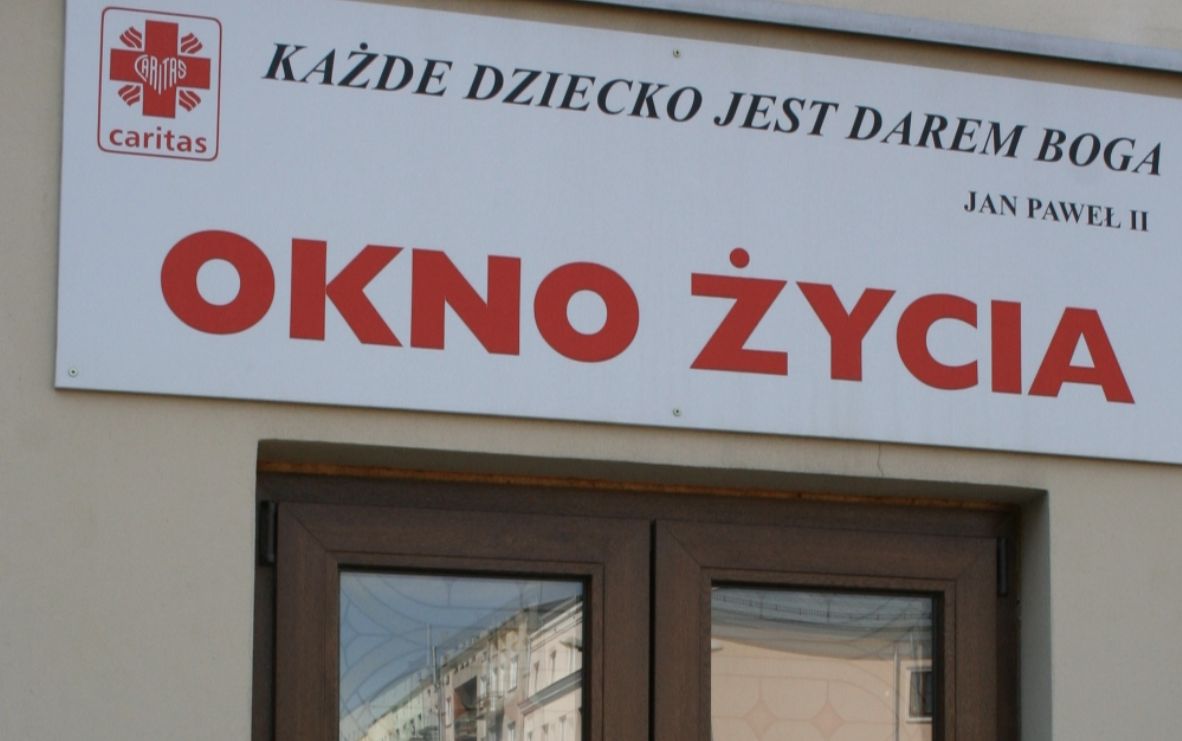 Dziecko w oknie życia w Kielcach. Stan ciężki