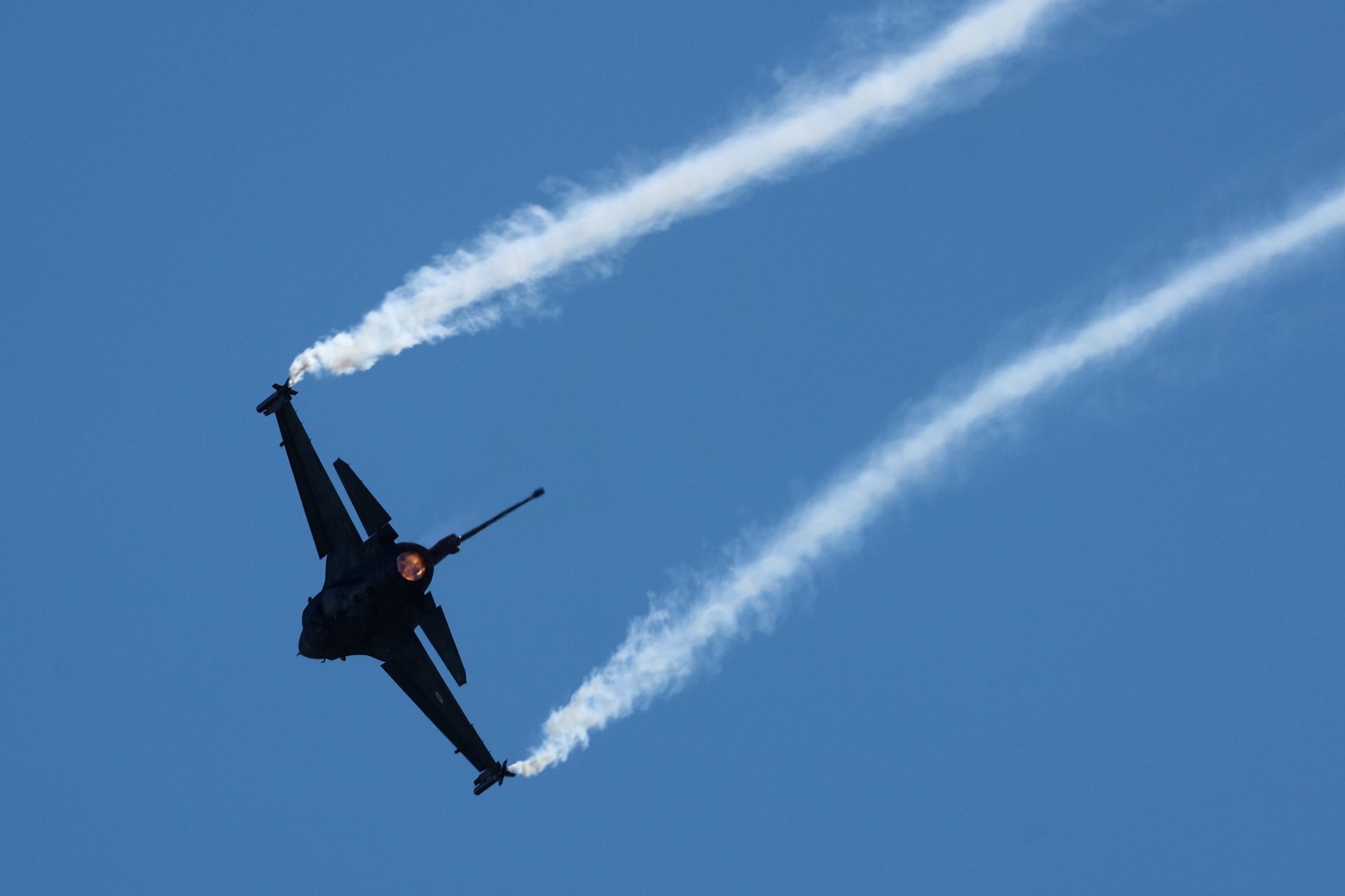 Zamieszanie w Radomiu przed wypadkiem F16. Błędna komunikacja w wieży kontrolnej