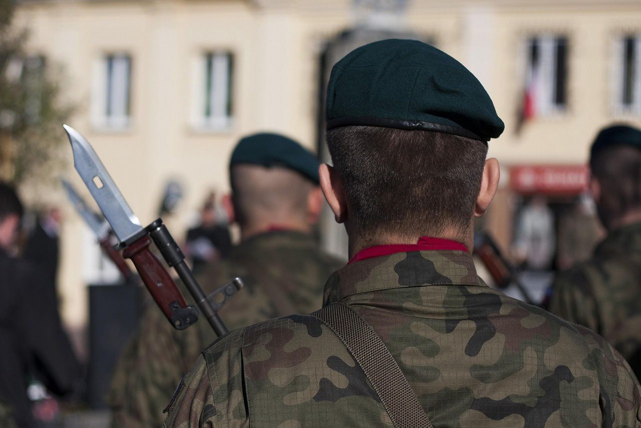Sondaż: kto powinien bronić kraju? smerfy niemal zgodni