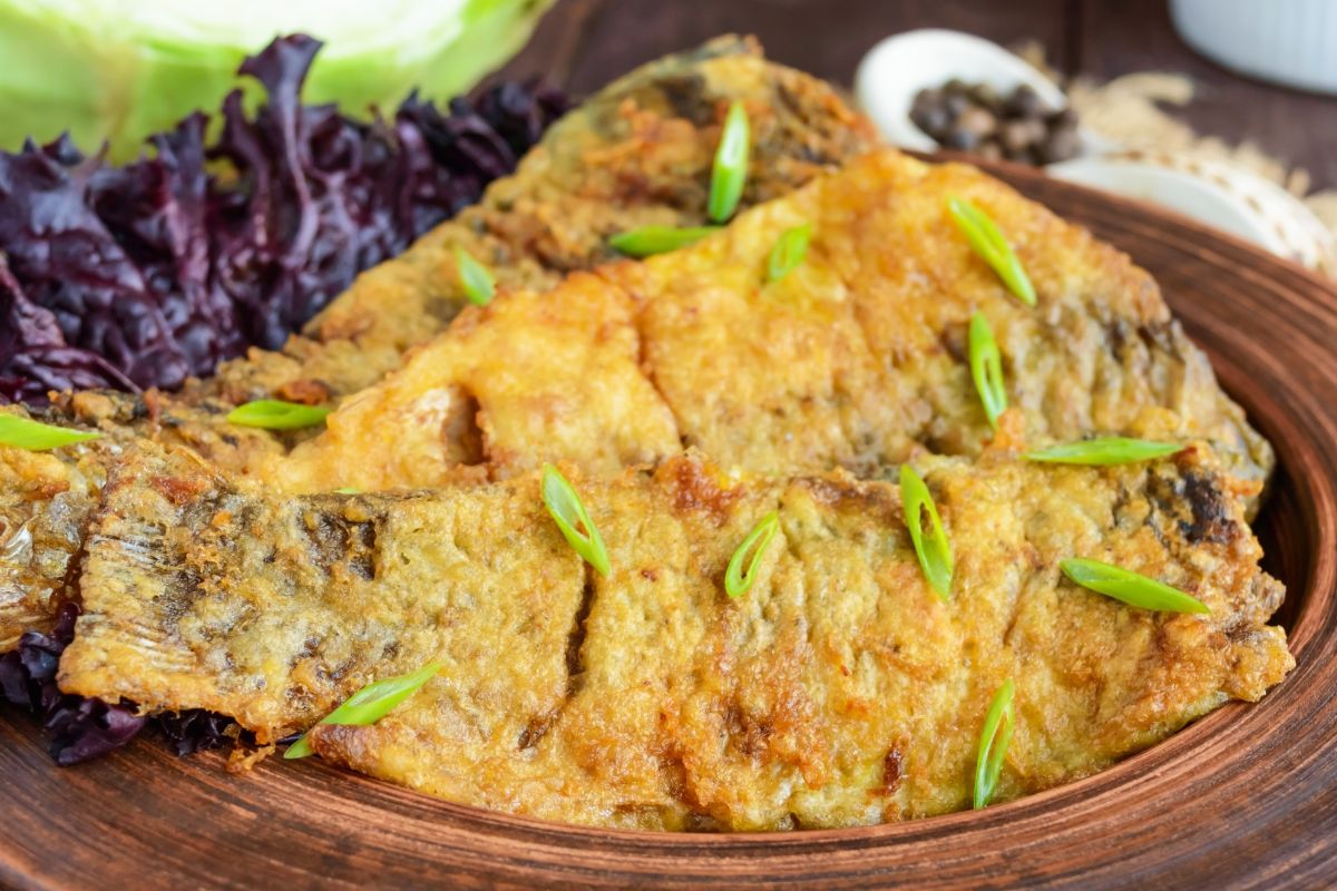 Nie obtaczam karpia w mące przed smażeniem. Mam lepszy pomysł i ryba wychodzi soczysta