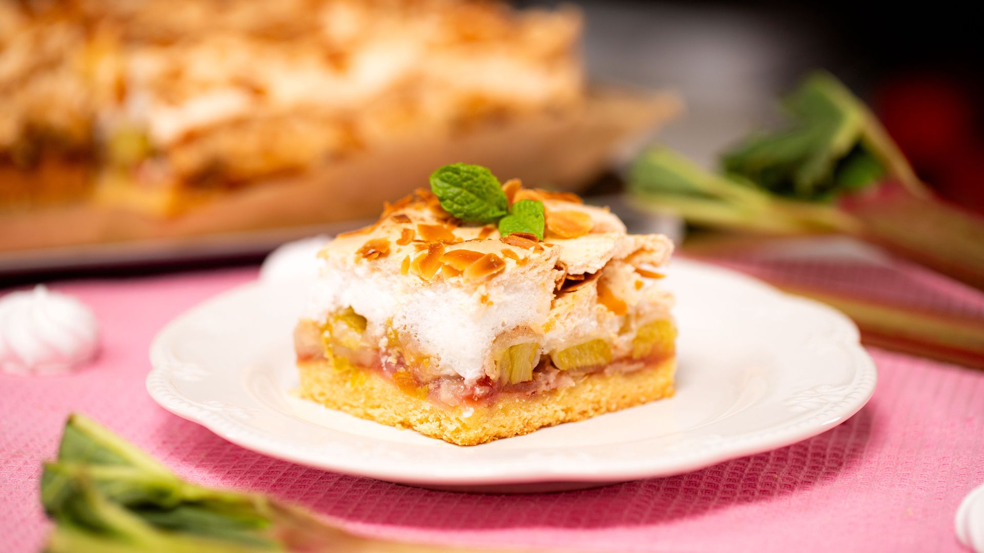 Rabarbar pod bezową pierzynką na kruchym cieście - hit z kuchni babci