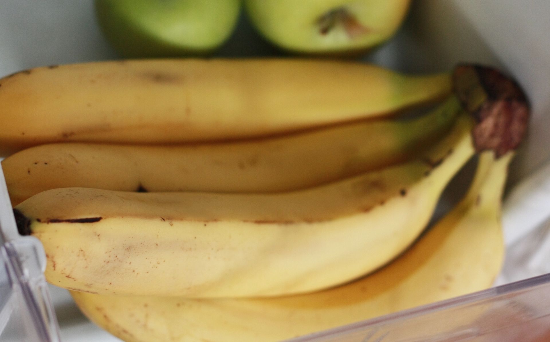 Jak przechowywać banany, aby nie ciemniały? Prosty trik, a często o nim zapominamy