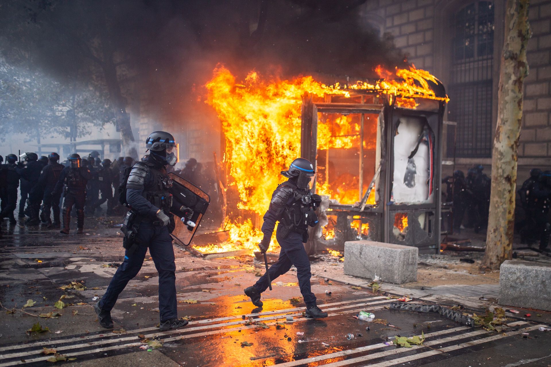 Francja próbuje opanować sytuację. Marsylia zakazuje demonstracji