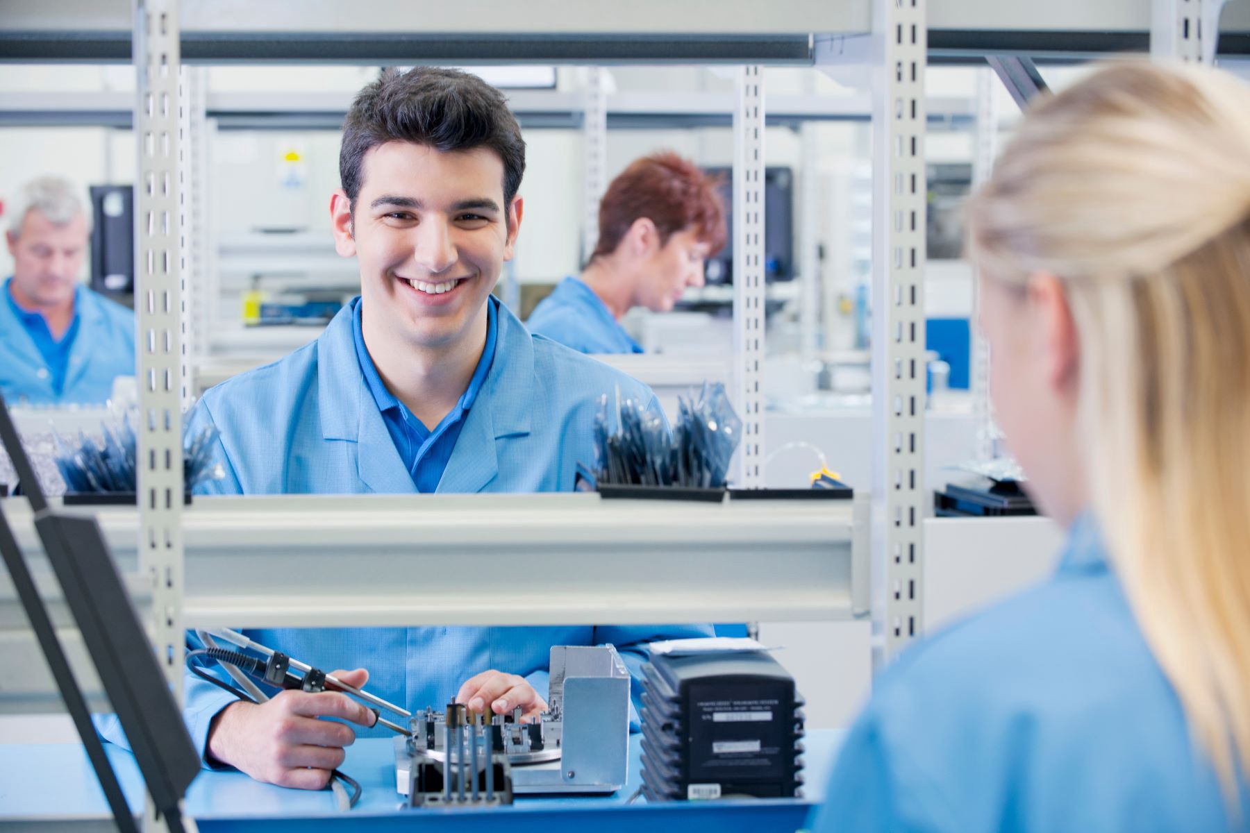 Który technik ma najlepsze perspektywy zarobkowe? Technik elektroniki i informatyki medycznej, BHP, usług kosmetycznych – porównanie zarobków