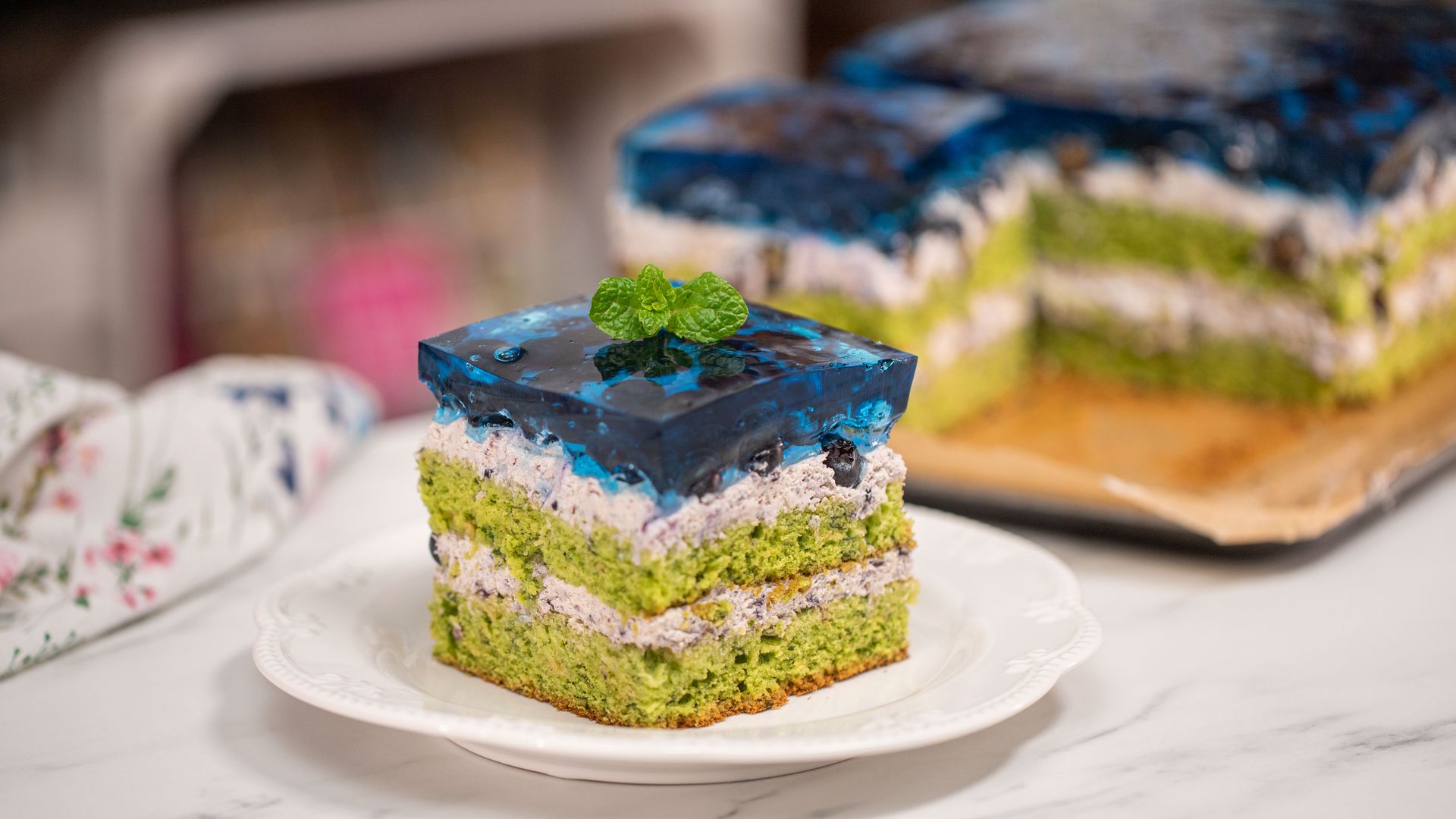 Zielone ciasto z borówkowym kremem przykuwa wzrok. Na jednym kawałku na pewno się nie skończy