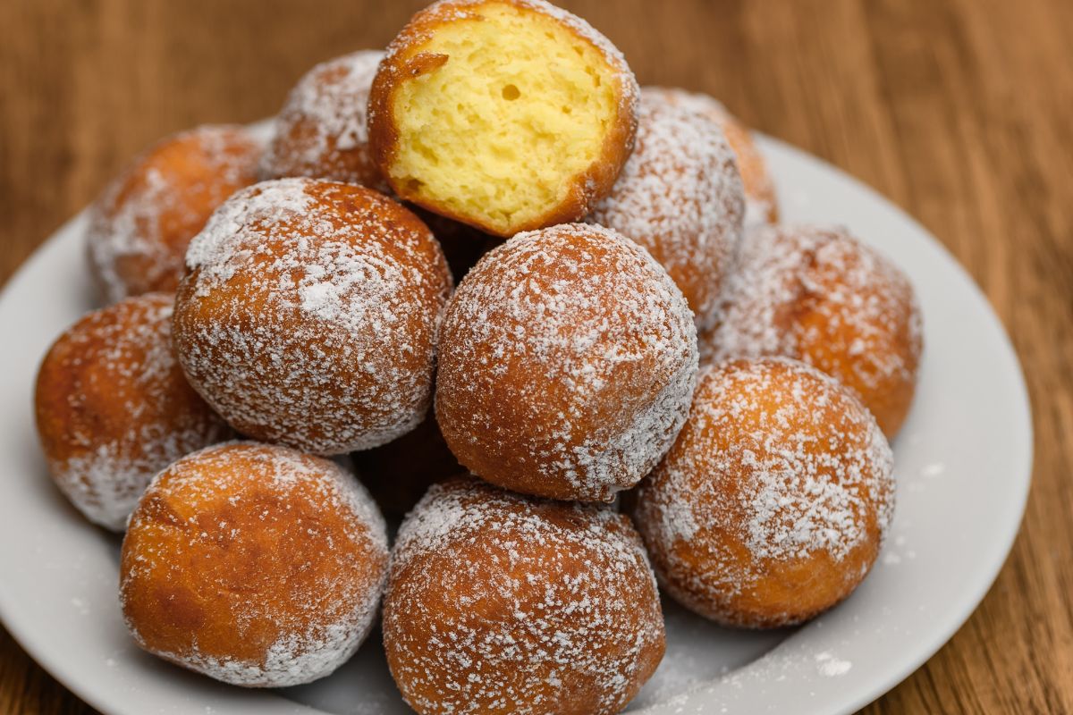 Weż serek wiejski i 2 jajka. Dorzuć kilka składników, a po chwili będziesz mieć górę lekkich i białkowych pączków