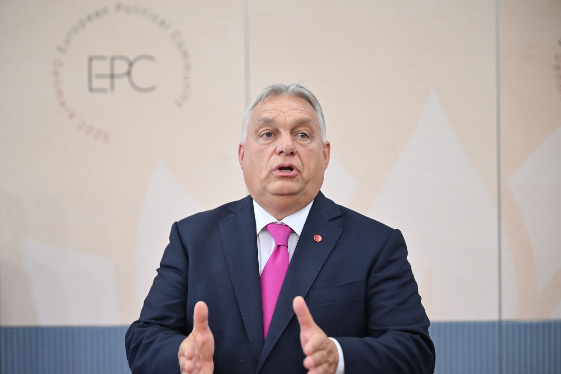 Orban grozi. "Prędzej czy później będą zwożone trumny"