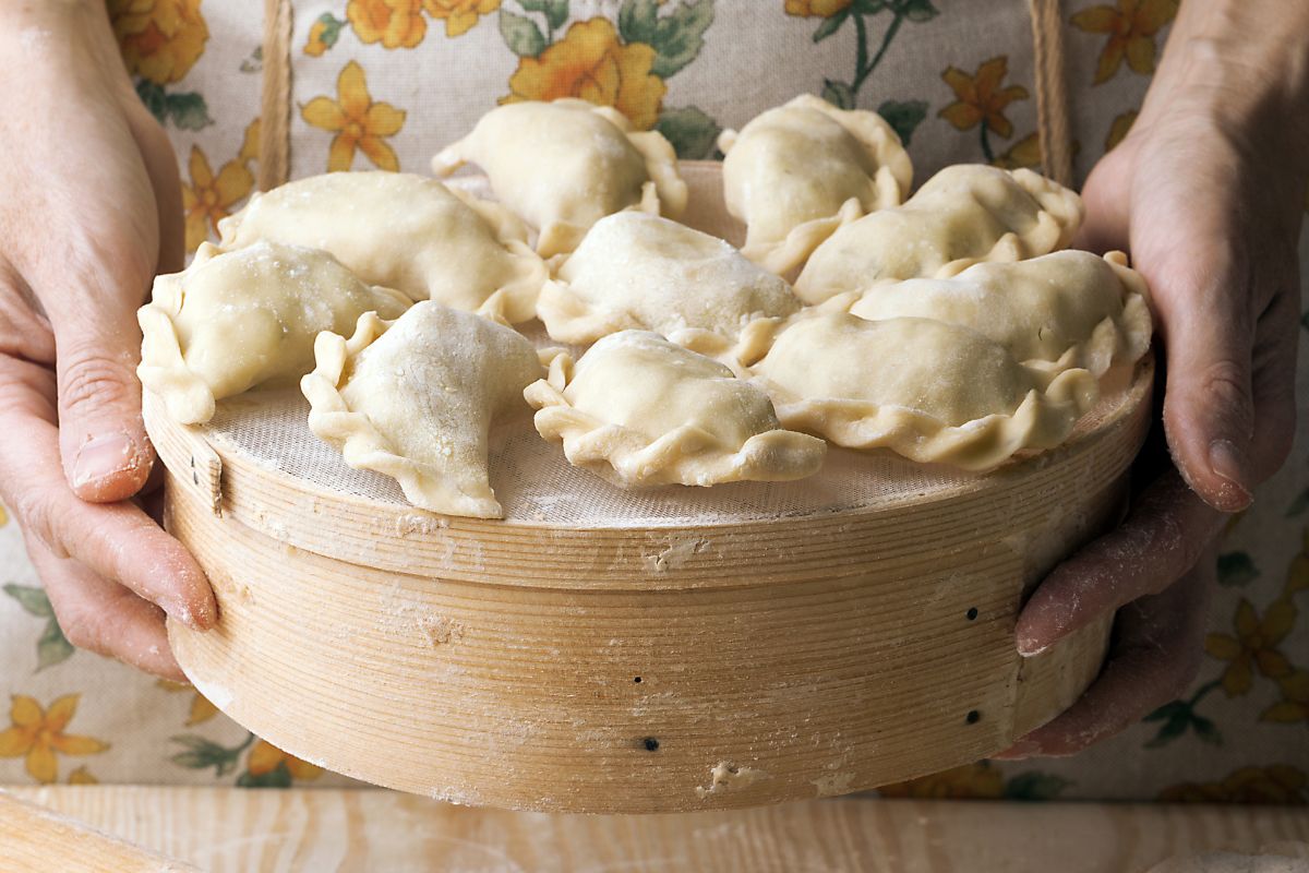 Do ciasta na pierogi nie dodaję wody. Znam lepszy patent, by było delikatne i się nie rwało