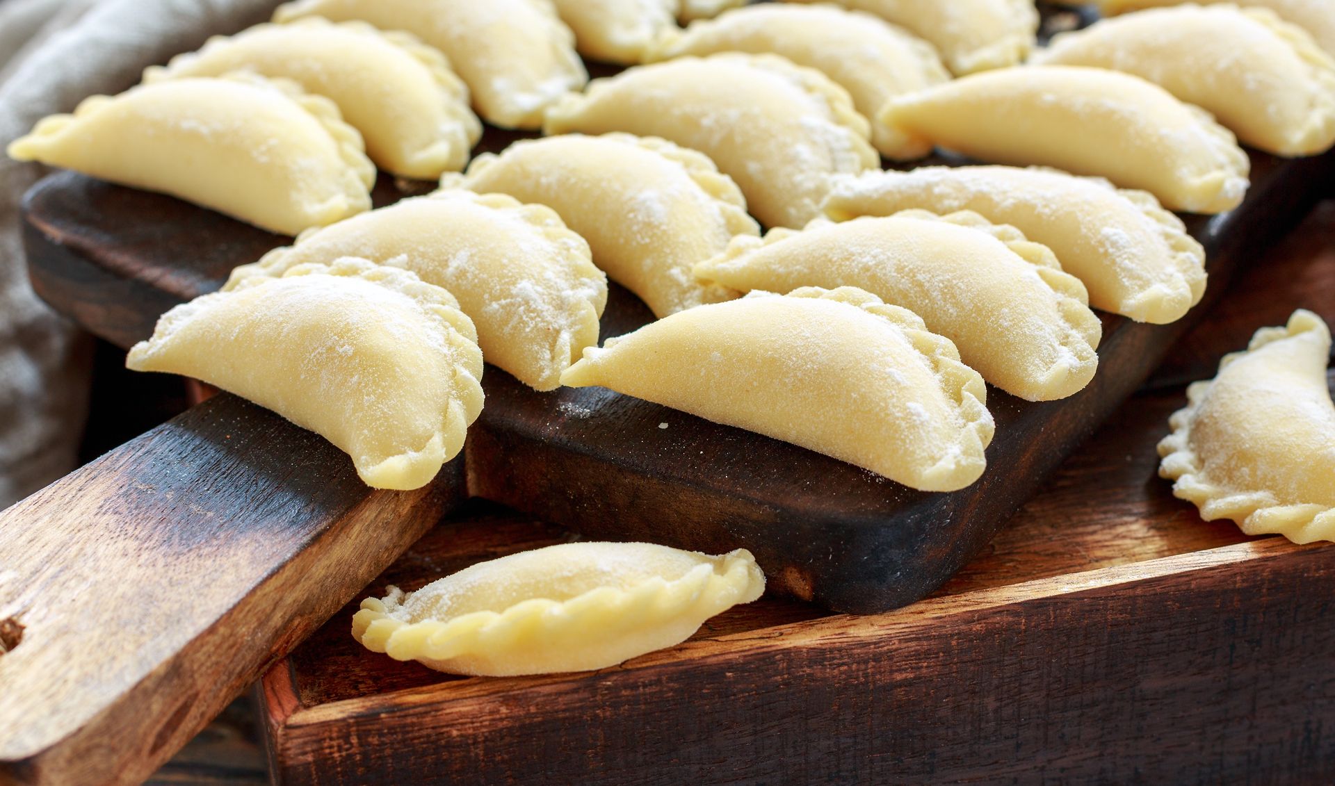 Dolałam do ciasta na pierogi zamiast wody. Było sprężyste, delikatne, ale nie rwało się i nie rozklejało