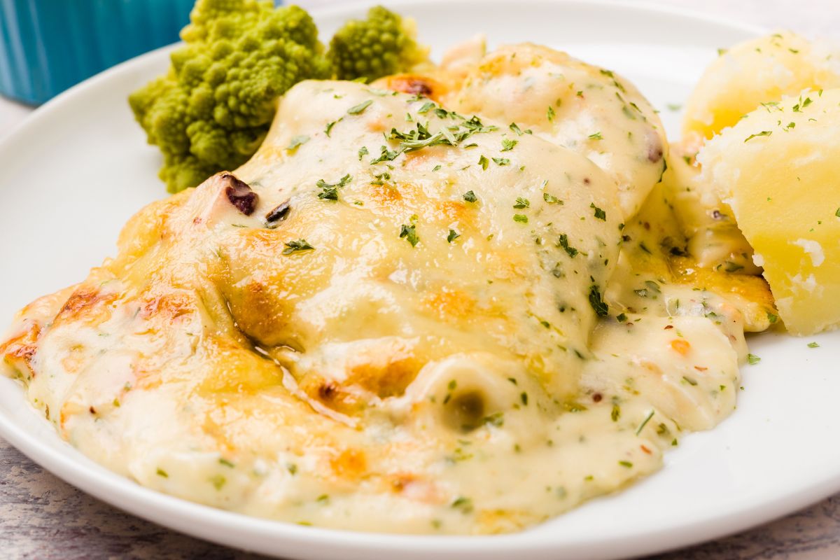 Ryba pod kołderką według siostry Anastazji. Oprócz sera żółtego dorzuca też 1 owoc