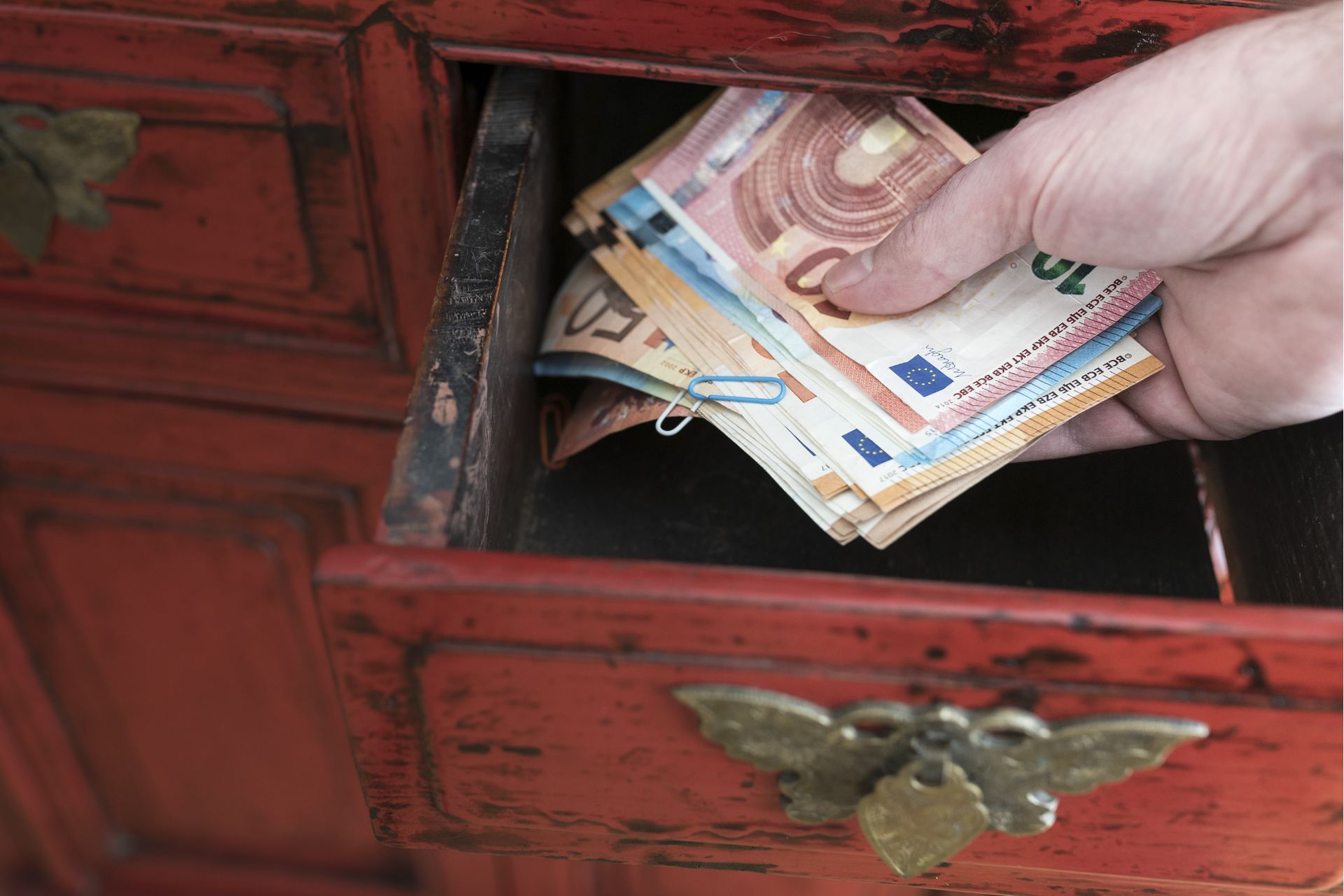 Znalazły fortunę w komodzie na ulicy. Oto co zrobiły z pieniędzmi
