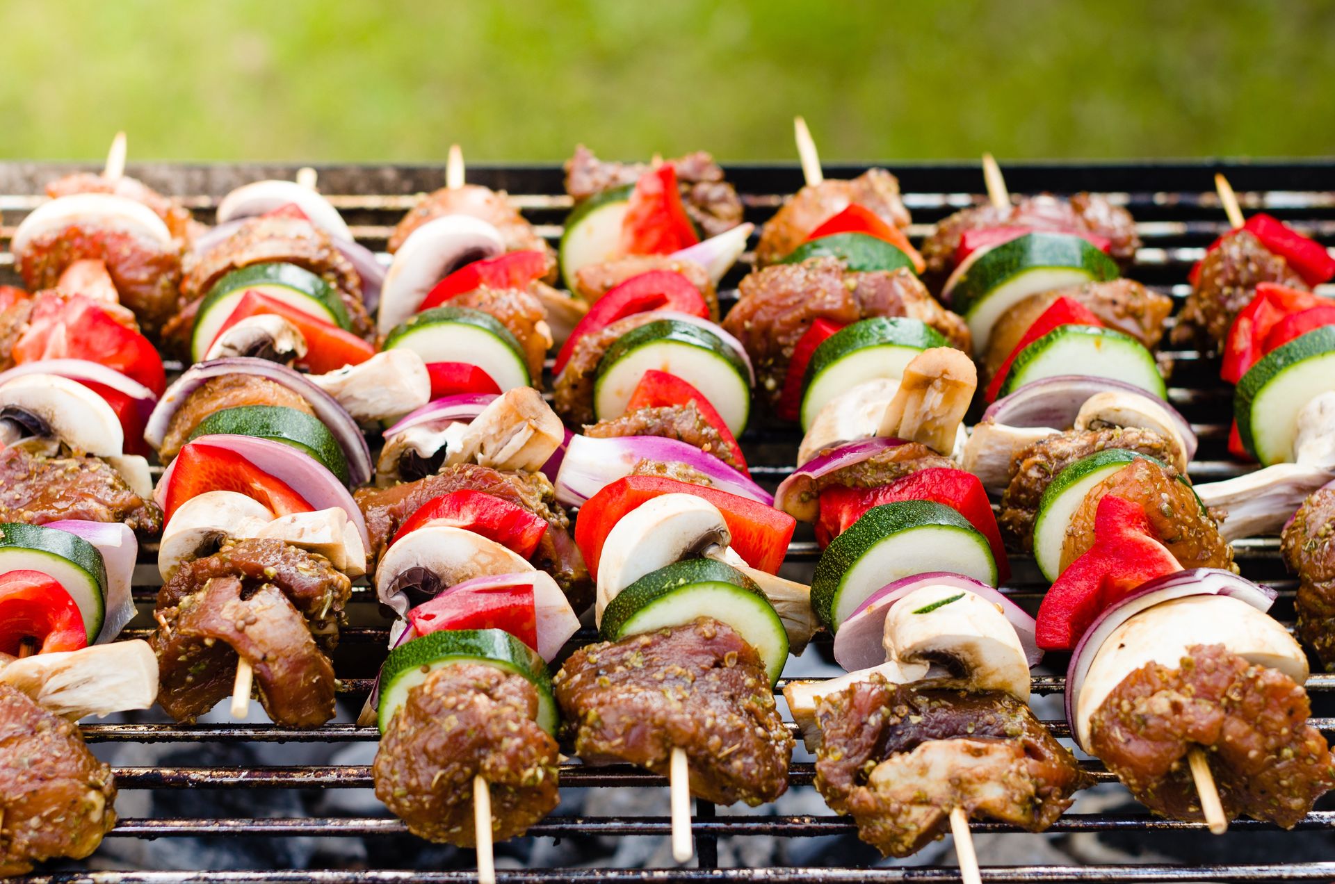 Wiele osób tak robi szaszłyki. Przez ten błąd są niedopieczone albo gorzkie