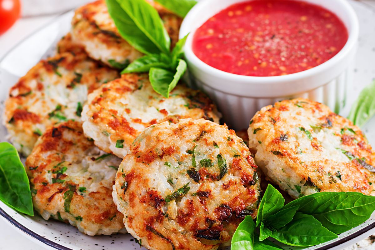 Postne kotlety z kilku składników. Podane z ziemniakami i mizerią wyglądają 1:1 jak mielone