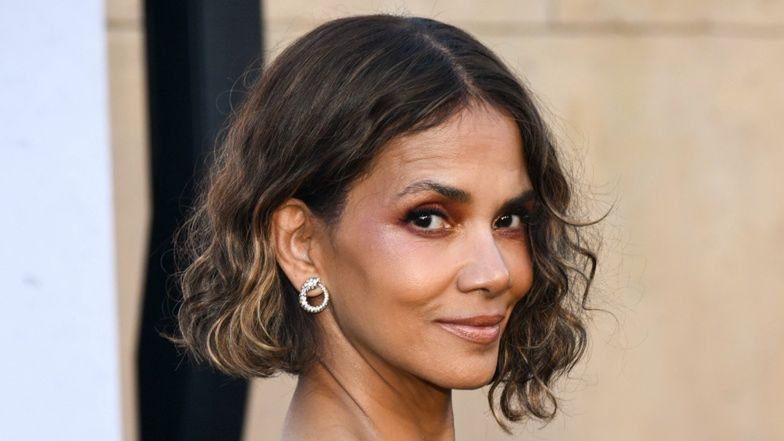 59-letnia Halle Berry olśniewa w skąpym bikini. Fani pieją z zachwytu: "Modlę się, żeby wyglądać tak dobrze"