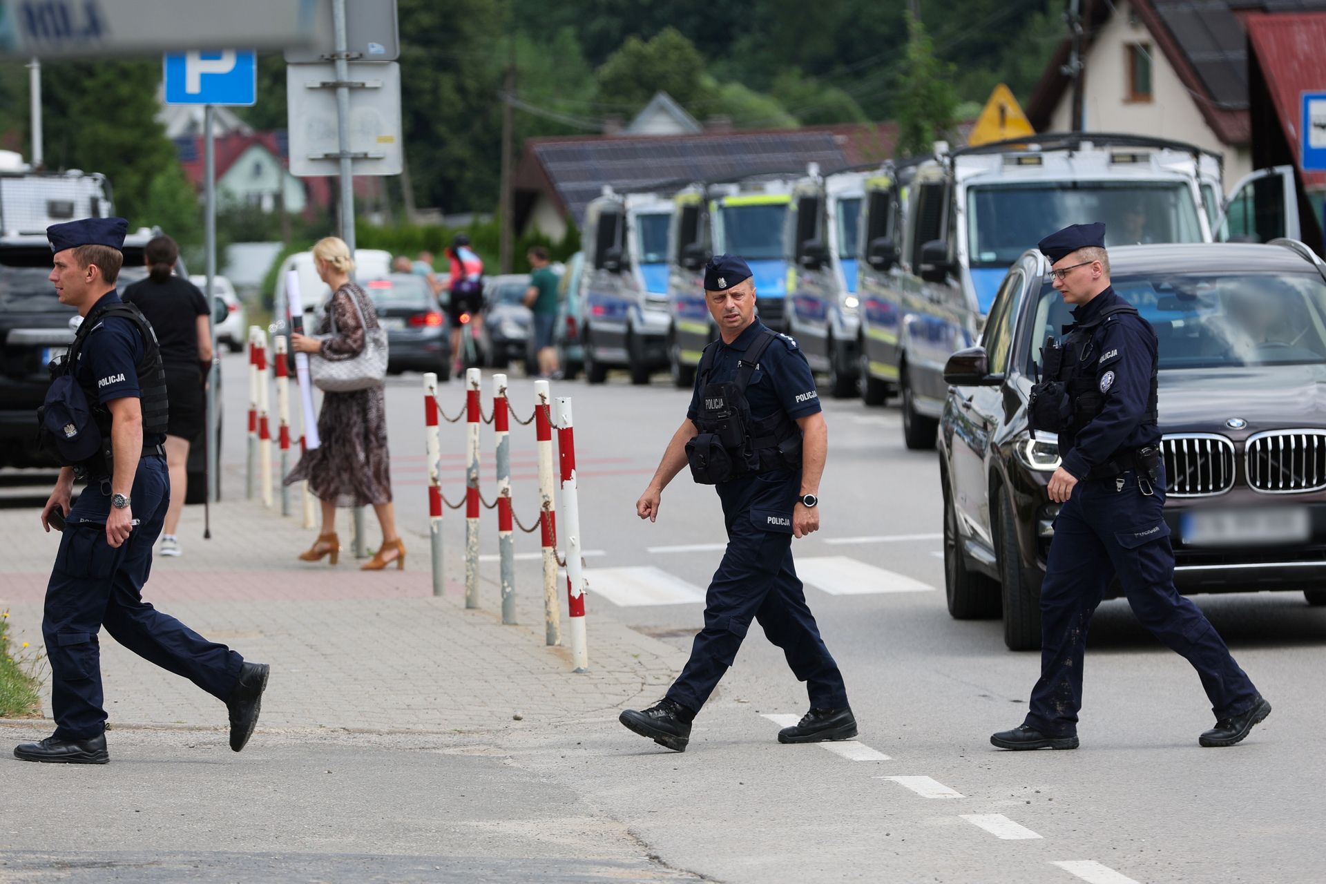 Obława po zabójstwie. Policjanci przeszukują domy